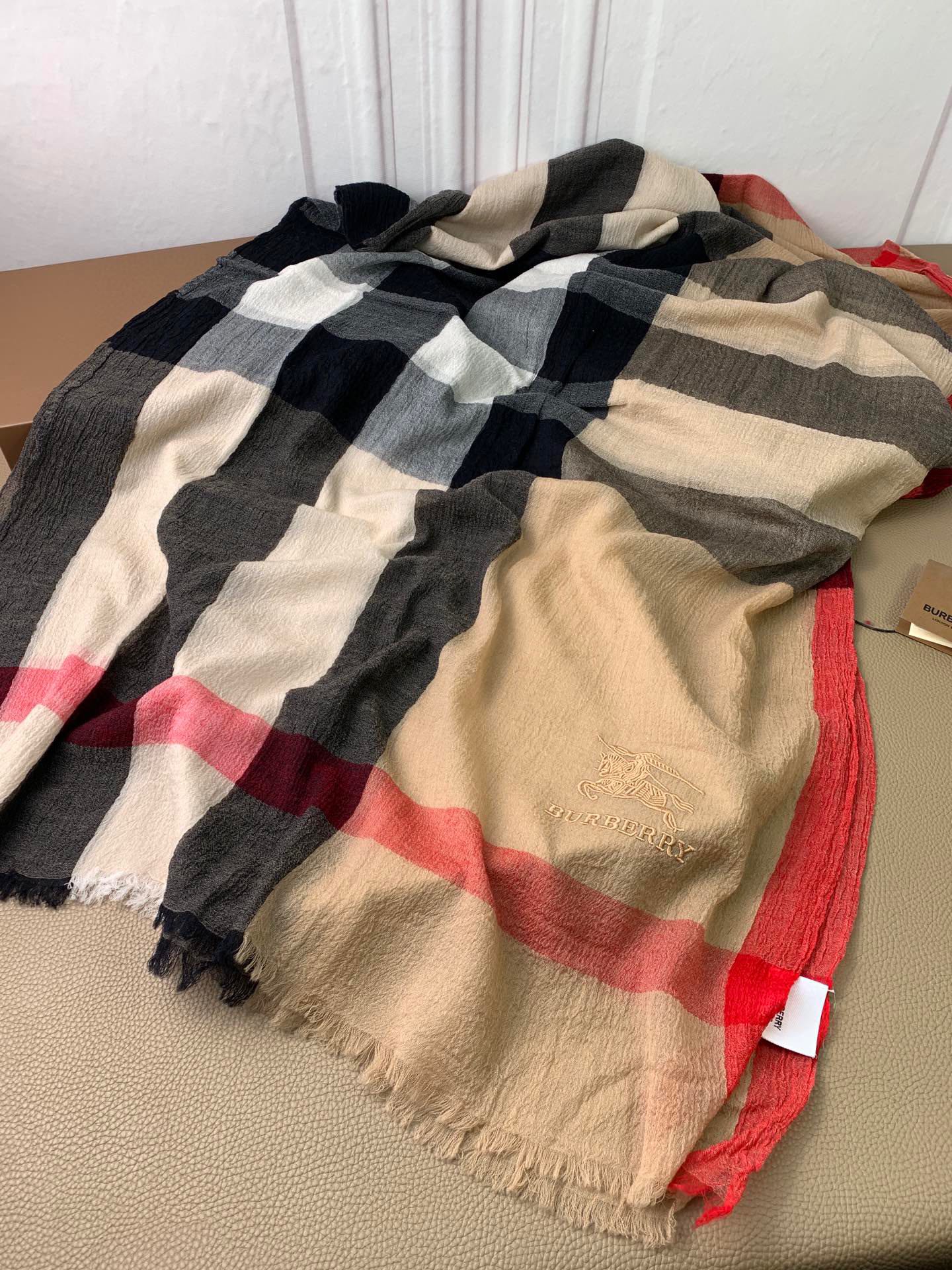 。bur。万众瞩目经典织格.全部官网色，最优质的年轻设计师推出的最新概念，搭配调色纱染再色织.交织在一起