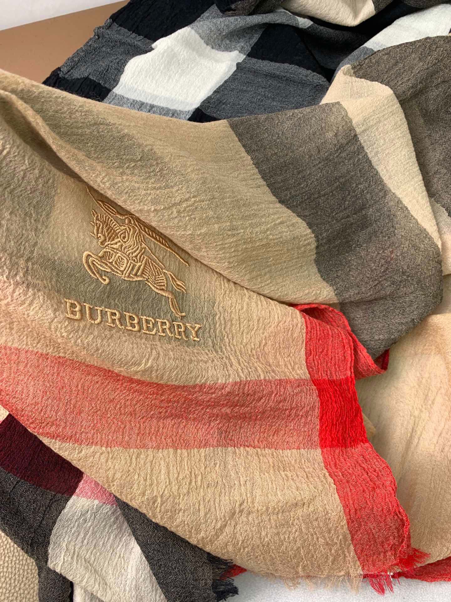 。bur。万众瞩目经典织格.全部官网色，最优质的年轻设计师推出的最新概念，搭配调色纱染再色织.交织在一起