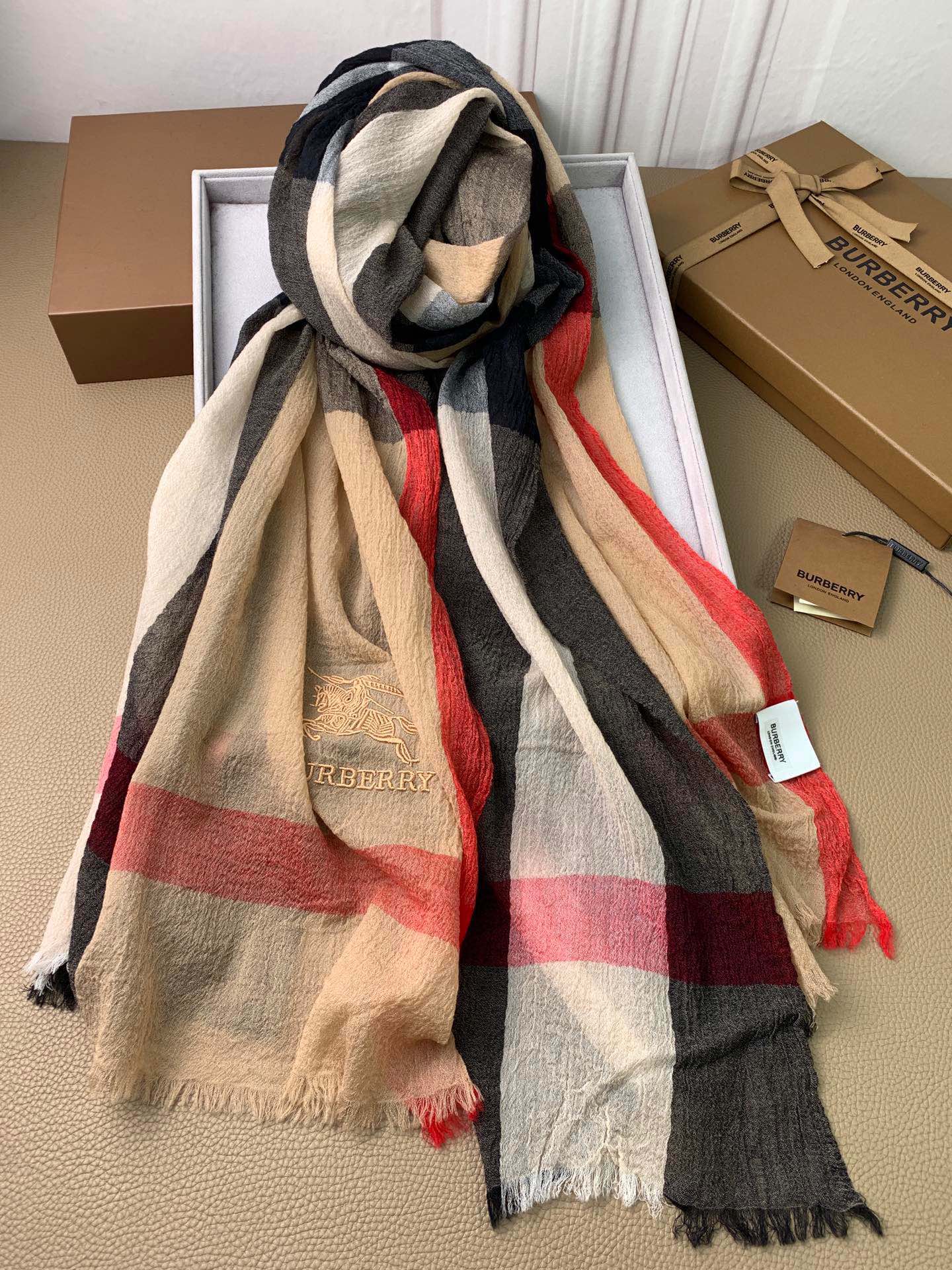 。bur。万众瞩目经典织格.全部官网色，最优质的年轻设计师推出的最新概念，搭配调色纱染再色织.交织在一起