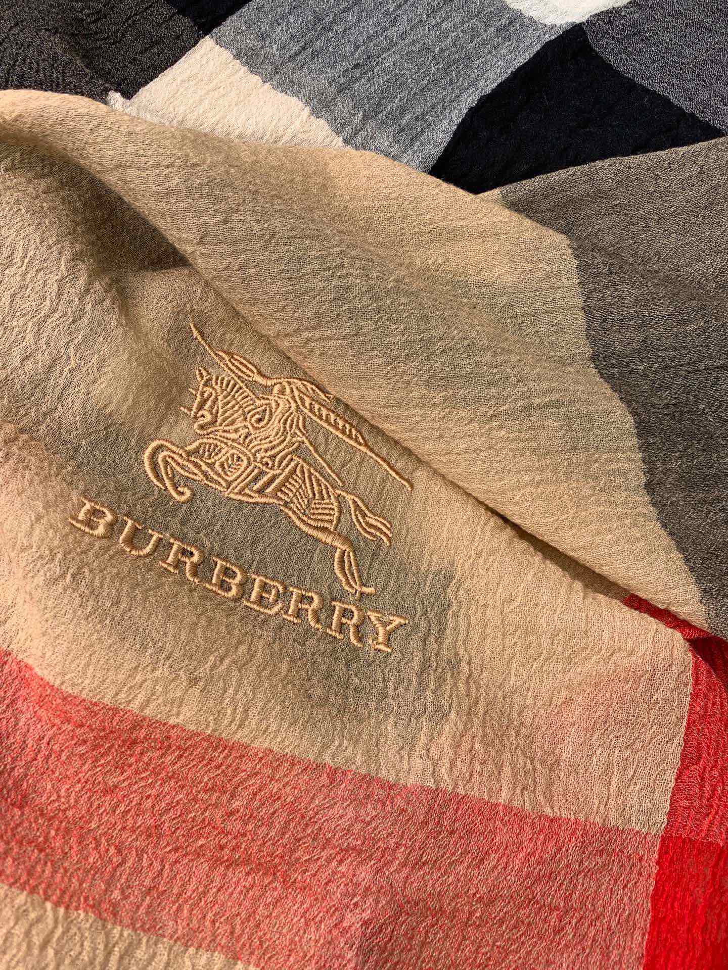 。bur。万众瞩目经典织格.全部官网色，最优质的年轻设计师推出的最新概念，搭配调色纱染再色织.交织在一起