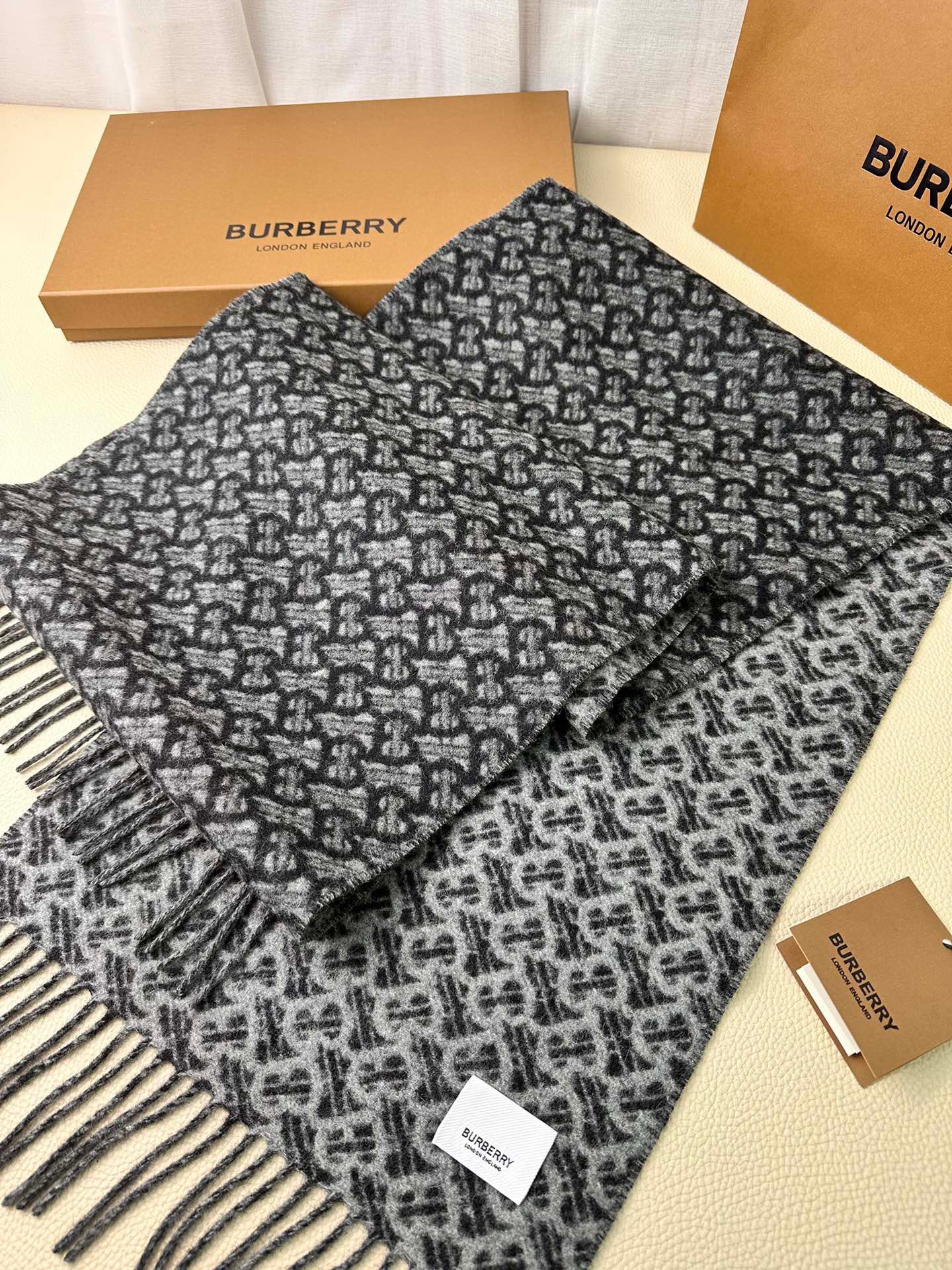 burberry最新款TB系列羊绒围巾男女通用款必必必收！最流弊的品质亲妈价格造福人间教你识好货独家最顶