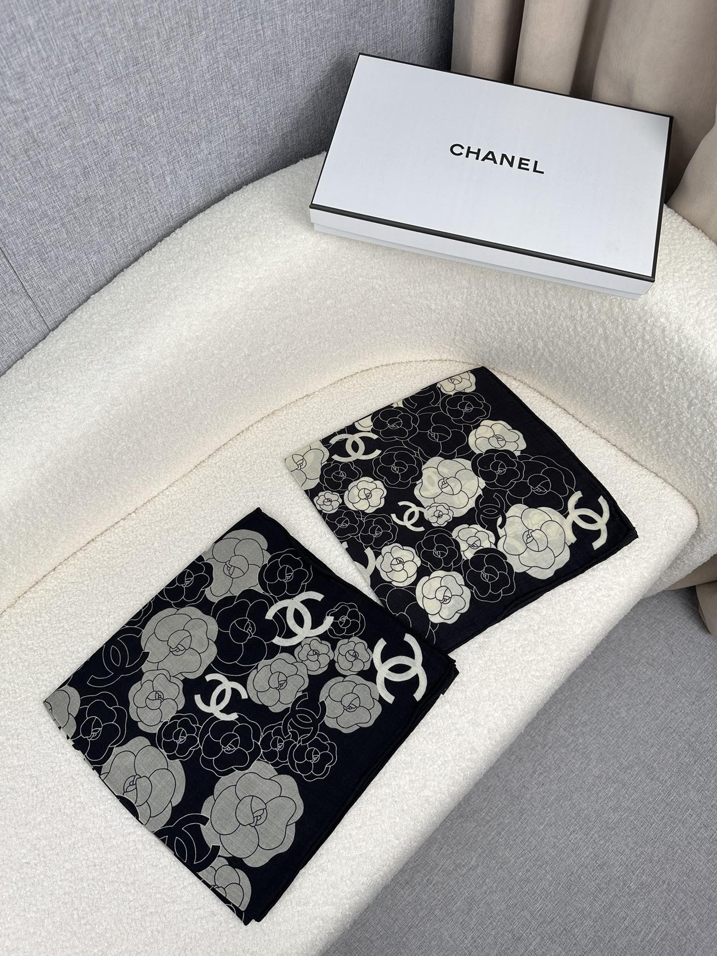 。C家。【黑白色】Chanel超经典山茶花，买了都说好看‼️推荐💕顶级工艺超值‼️专柜爆款❗️立体呈现图