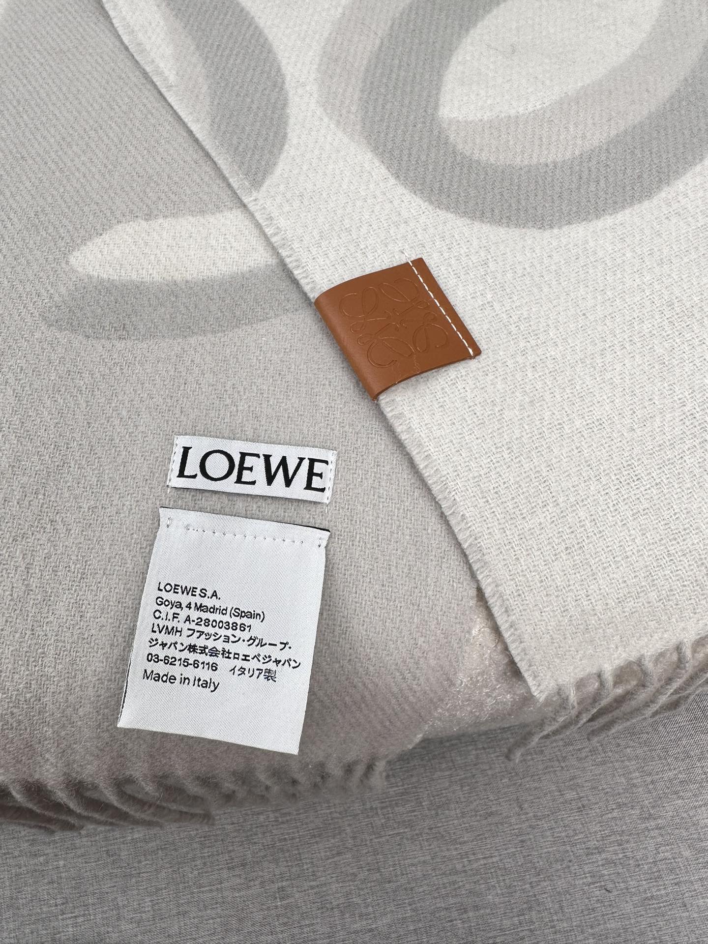 loewe高版超厚实！大克重！今年新款️️火爆上市LOEWE罗意威双面羊毛围巾手感极佳三色可选原版工艺专