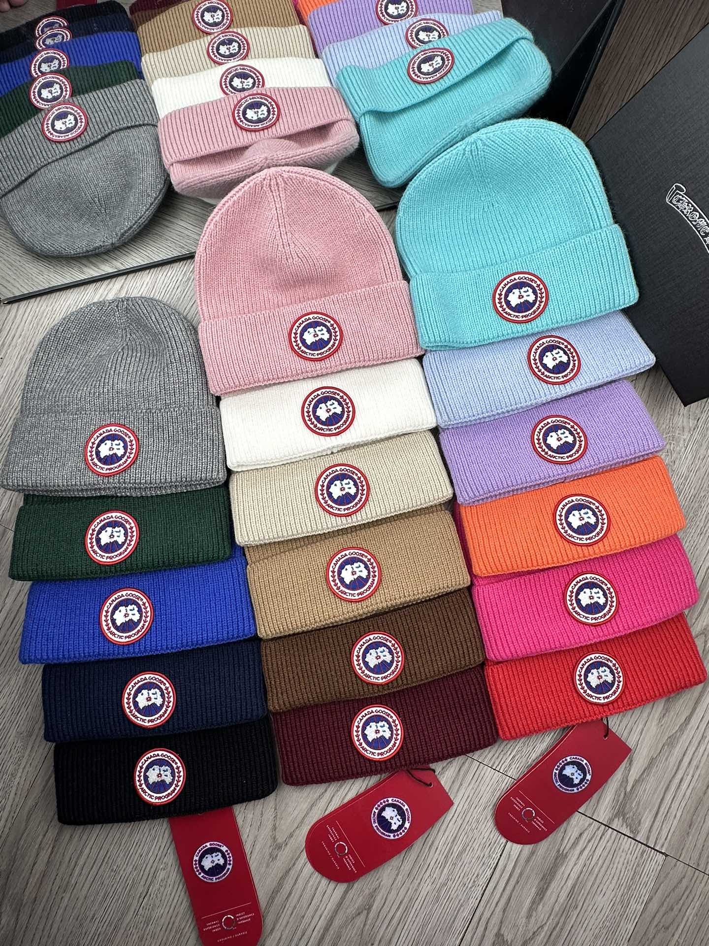 NO:212374,Special offer. Canadian Goose. Welfare deal!  !  [Fine wool knit single hat] The new model is on the shelves, a series of hats with fine wool fabric. The density is tight!  The wool knitted fabric feels comfortable and breathable!  The style is novel and unique!  A must-have item on the street, age-reducing and fashionable, very generous!  The hat looks very good!  And the price is very beautiful!  It is a very good item to give to others for your own use!  !  Complete trademark tags!  !  There are many styles and colors!  Hat fisherman hat baseball hat knit hat, hat, espadrilles,hats19860909特价.加拿大鹅.福利特惠！！【细毛线针织单帽】新款上架,特别实惠的一个系列帽子,面料细毛线.密度紧致！毛线针织面料手感舒适透气性好！款式新颖别致！出街必备单品,减龄又时尚,非常大方！帽型特别好看！而且价格非常美丽！送人自用都是非常不错的一款单品哦！！商标吊牌齐全！！款式多多,颜色多多！帽子渔夫帽棒球帽针织帽,帽子,espadrilles,hats,hat