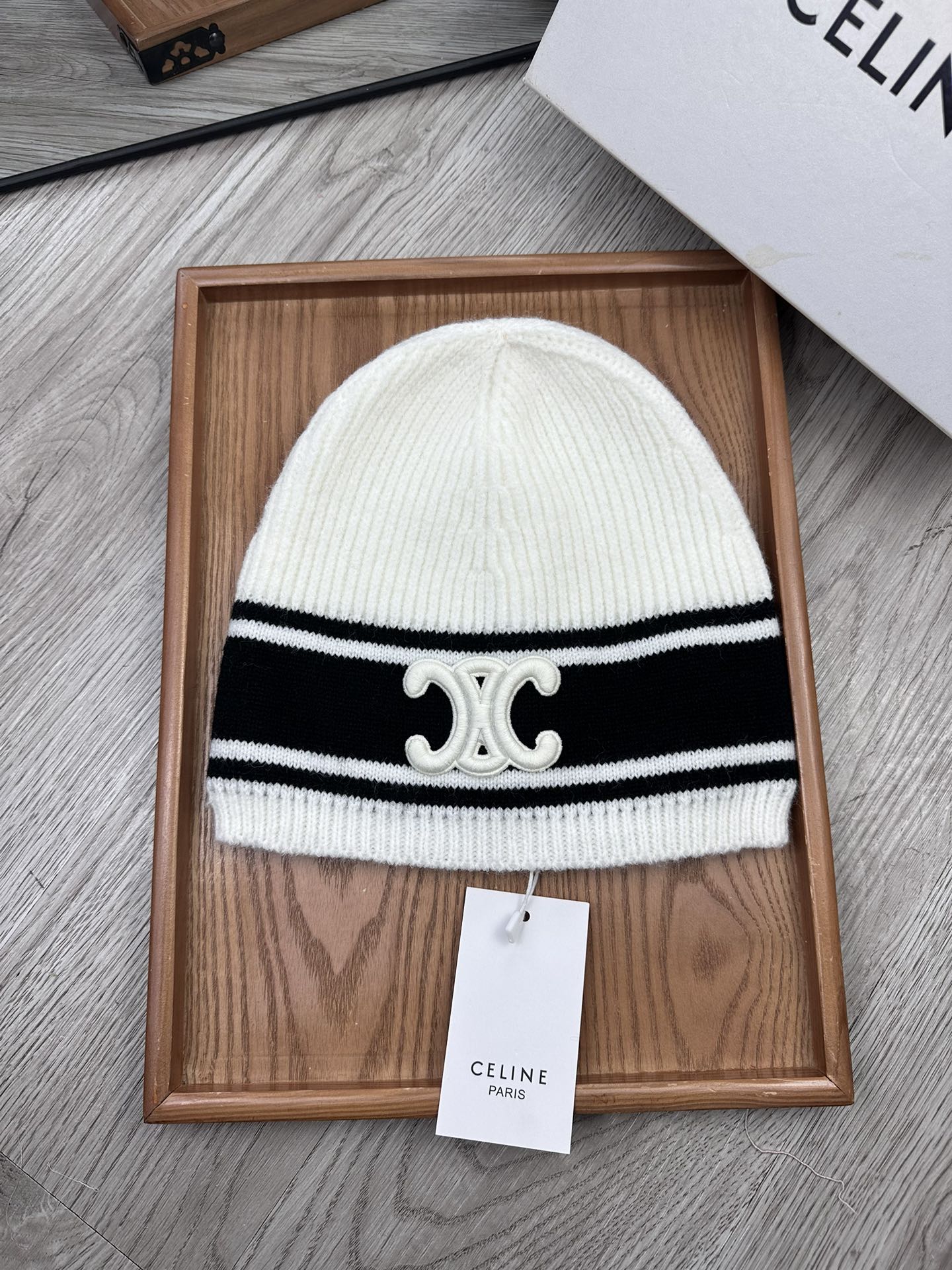 NO:212388,Special offer.Celin. Benefits special offer!  !  [Fine wool knit single hat] The new model is on the shelves, a series of hats with fine wool fabric. The density is tight!  The wool knitted fabric feels comfortable and breathable!  The style is novel and unique!  A must-have item on the street, age-reducing and fashionable, very generous!  The hat looks very good!  And the price is very beautiful!  It is a very good item to give to others for your own use!  !  Complete trademark tags!  !  There are many styles and colors!  Hat fisherman hat baseball hat knit hat, hat, celine, espadrilles, hats19860909特价.赛琳.福利特惠！！【细毛线针织单帽】新款上架,特别实惠的一个系列帽子,面料细毛线.密度紧致！毛线针织面料手感舒适透气性好！款式新颖别致！出街必备单品,减龄又时尚,非常大方！帽型特别好看！而且价格非常美丽！送人自用都是非常不错的一款单品哦！！商标吊牌齐全！！款式多多,颜色多多！帽子渔夫帽棒球帽针织帽,帽子,celine,espadrilles,hats,hat