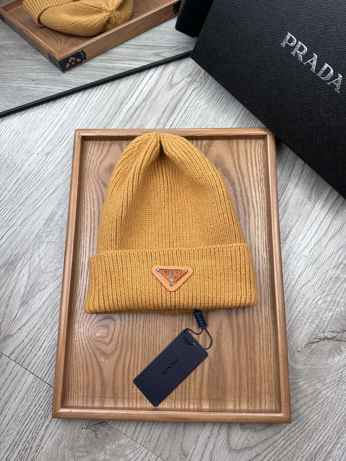 。Prada。福利！【细毛线针织单帽】新款上架，特别实惠的一个系列帽子，面料：细毛线。密度紧致！毛线针织