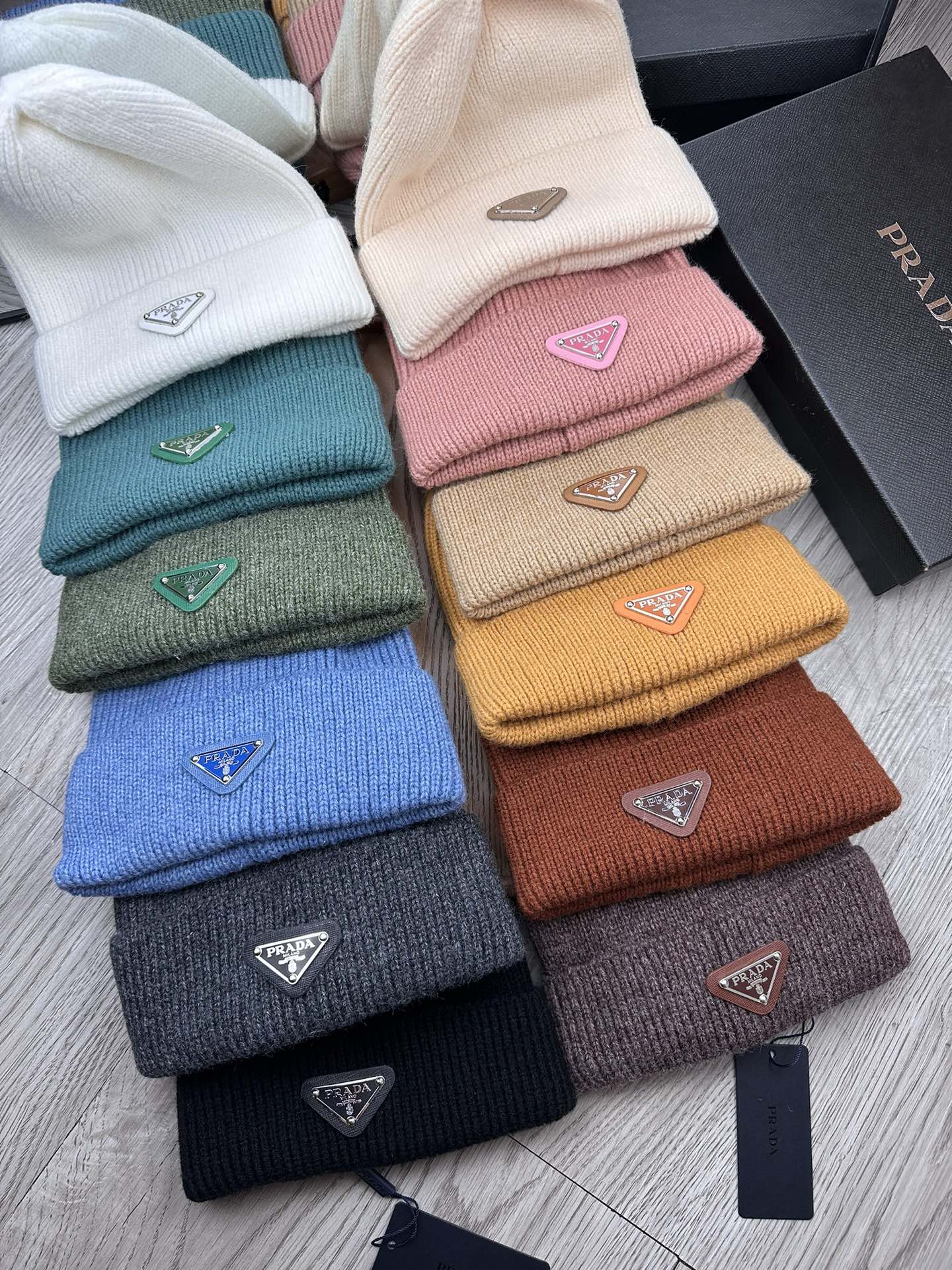 。Prada。福利！【细毛线针织单帽】新款上架，特别实惠的一个系列帽子，面料：细毛线。密度紧致！毛线针织