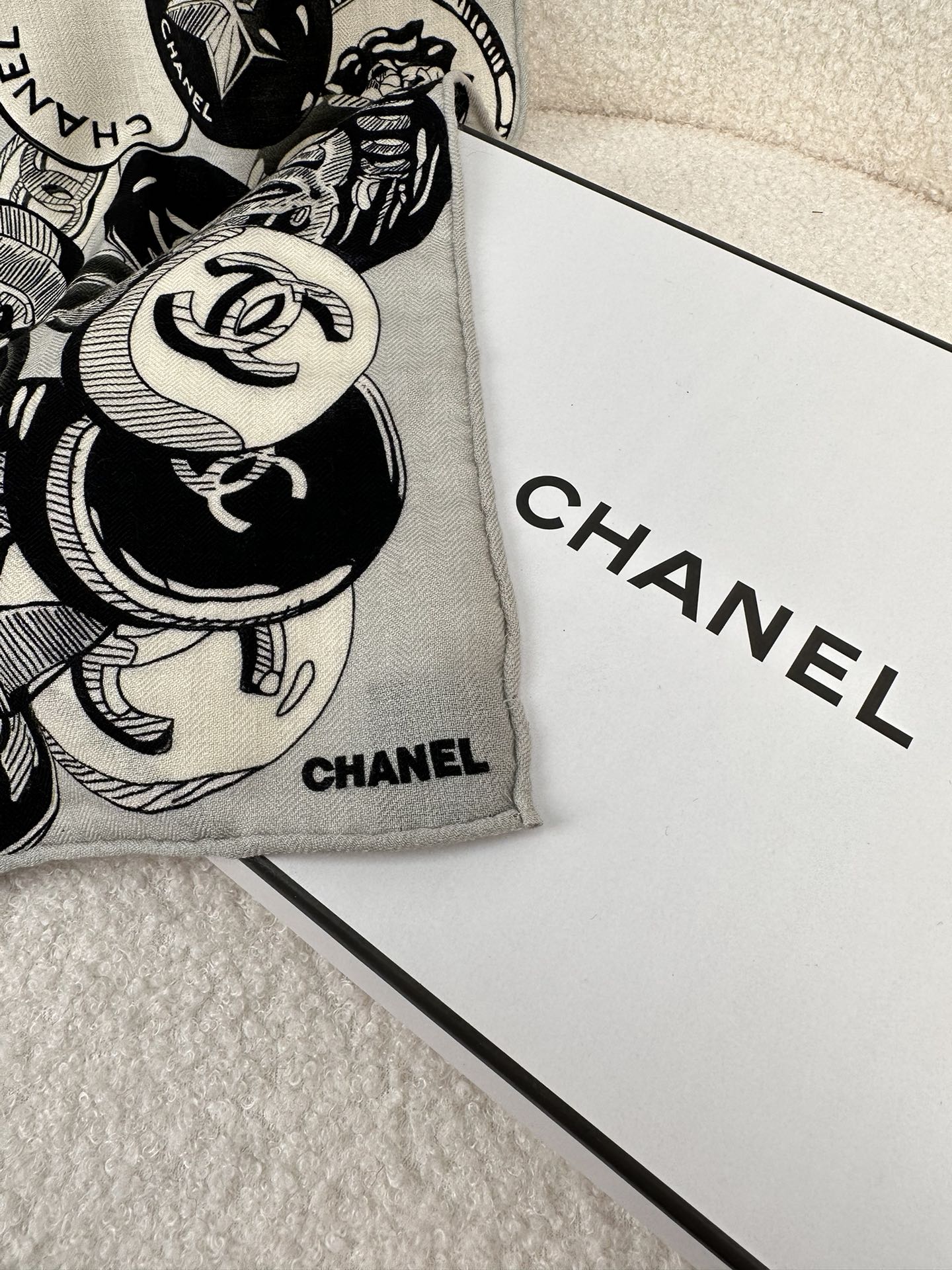 。C家。Chanel超经典山茶花，买了都说好看‼️推荐💕顶级工艺超值‼️专柜爆款❗️立体呈现图案纹路实物