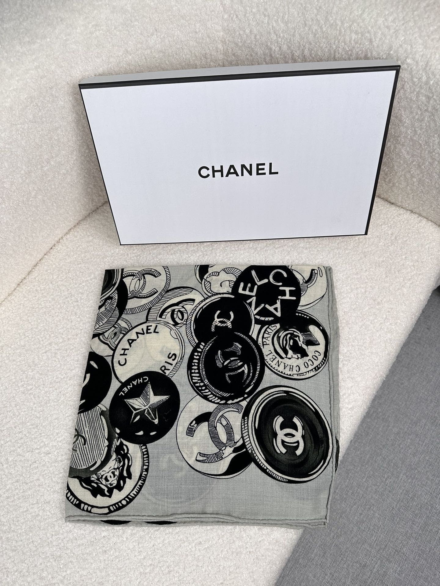 。C家。Chanel超经典山茶花，买了都说好看‼️推荐💕顶级工艺超值‼️专柜爆款❗️立体呈现图案纹路实物
