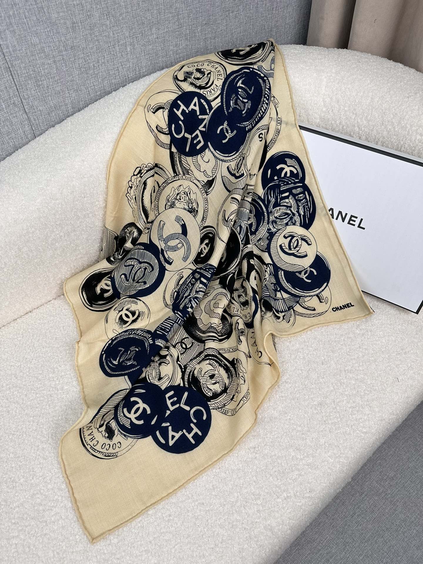 。C家。Chanel超经典山茶花，买了都说好看‼️推荐💕顶级工艺超值‼️专柜爆款❗️立体呈现图案纹路实物