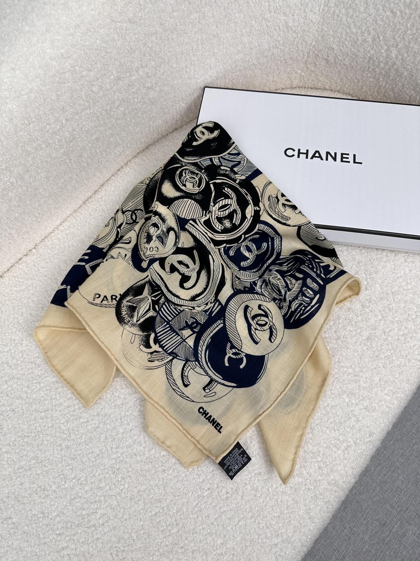 。C家。Chanel超经典山茶花，买了都说好看‼️推荐💕顶级工艺超值‼️专柜爆款❗️立体呈现图案纹路实物