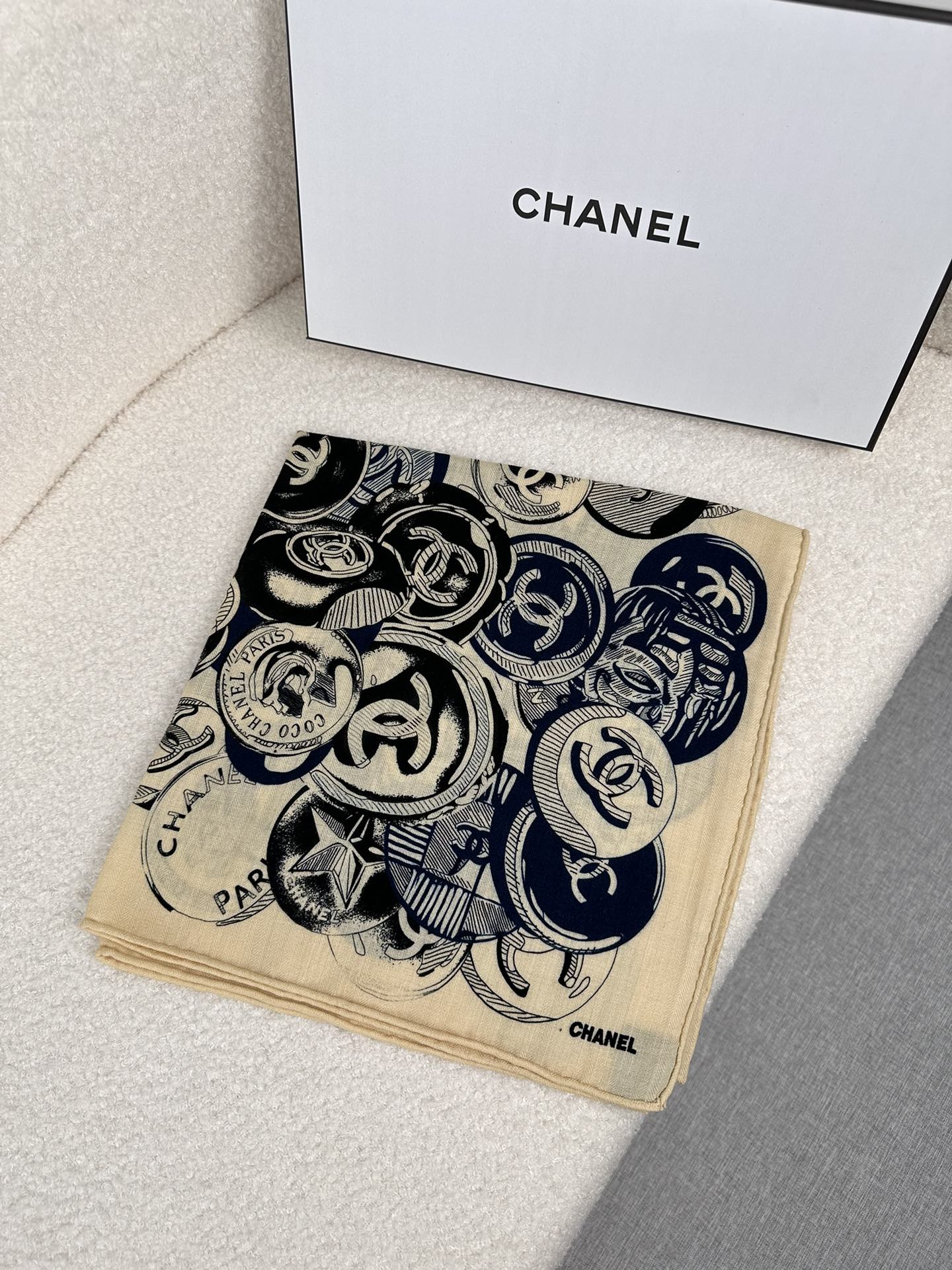 。C家。Chanel超经典山茶花，买了都说好看‼️推荐💕顶级工艺超值‼️专柜爆款❗️立体呈现图案纹路实物