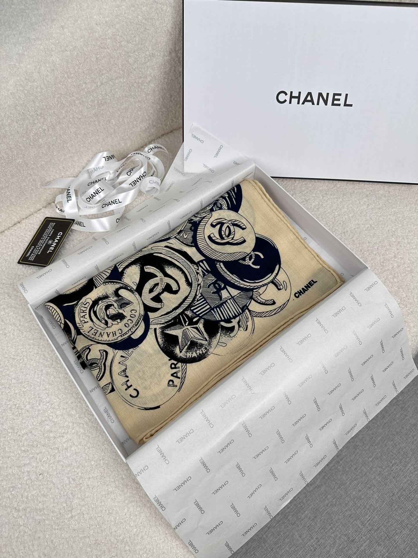 。C家。Chanel超经典山茶花，买了都说好看‼️推荐💕顶级工艺超值‼️专柜爆款❗️立体呈现图案纹路实物