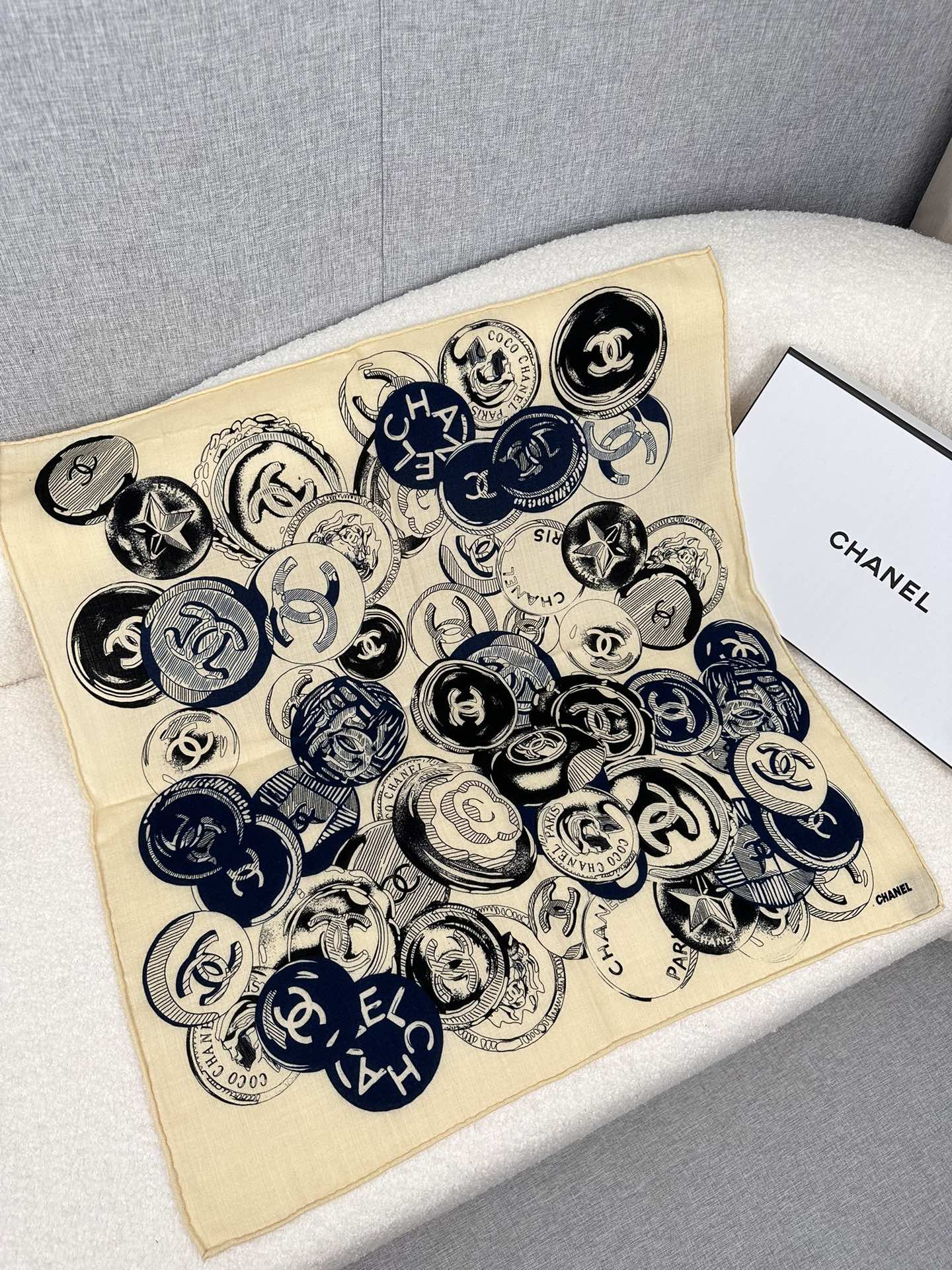 。C家。Chanel超经典山茶花，买了都说好看‼️推荐💕顶级工艺超值‼️专柜爆款❗️立体呈现图案纹路实物