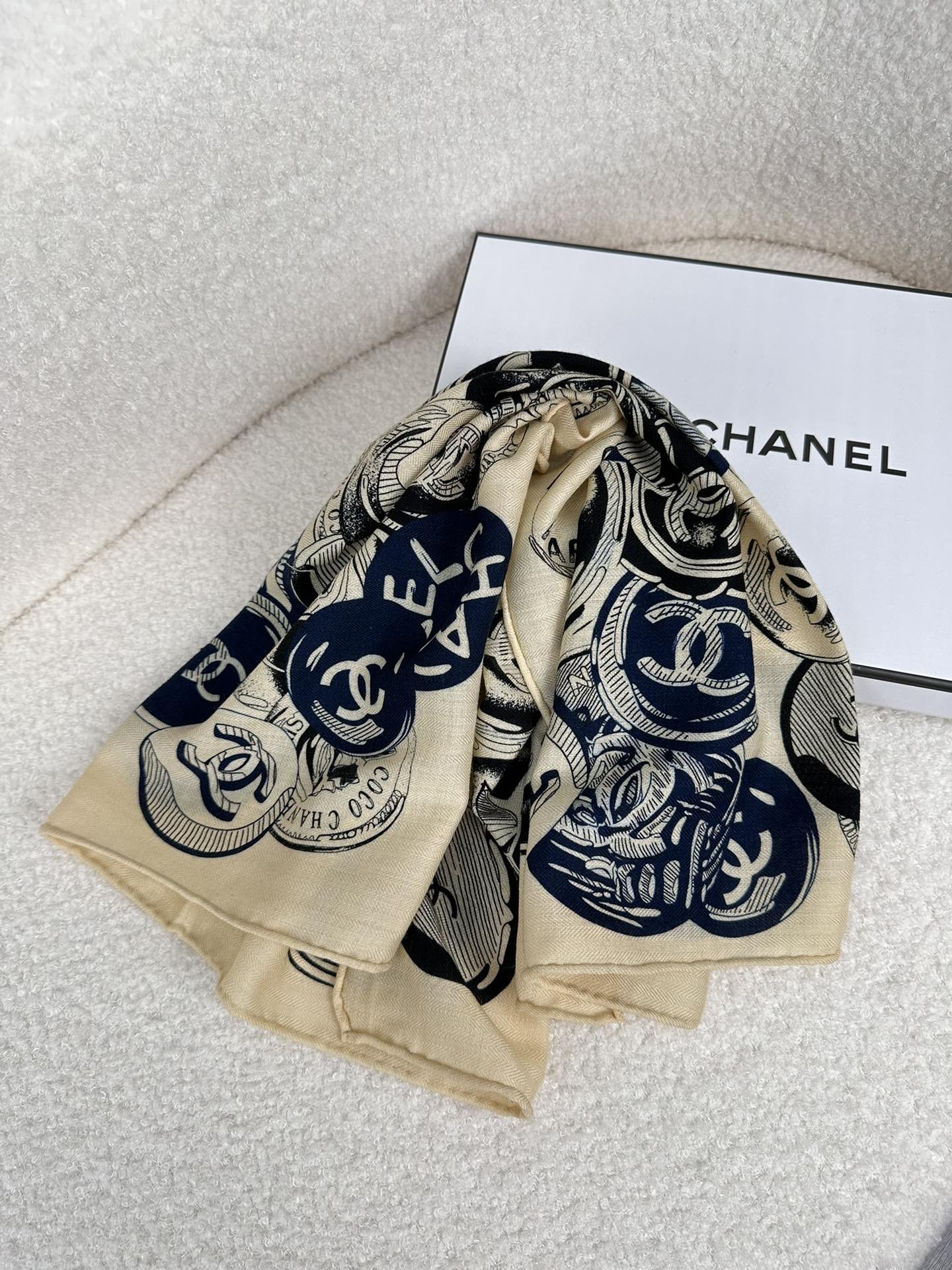 。C家。Chanel超经典山茶花，买了都说好看‼️推荐💕顶级工艺超值‼️专柜爆款❗️立体呈现图案纹路实物