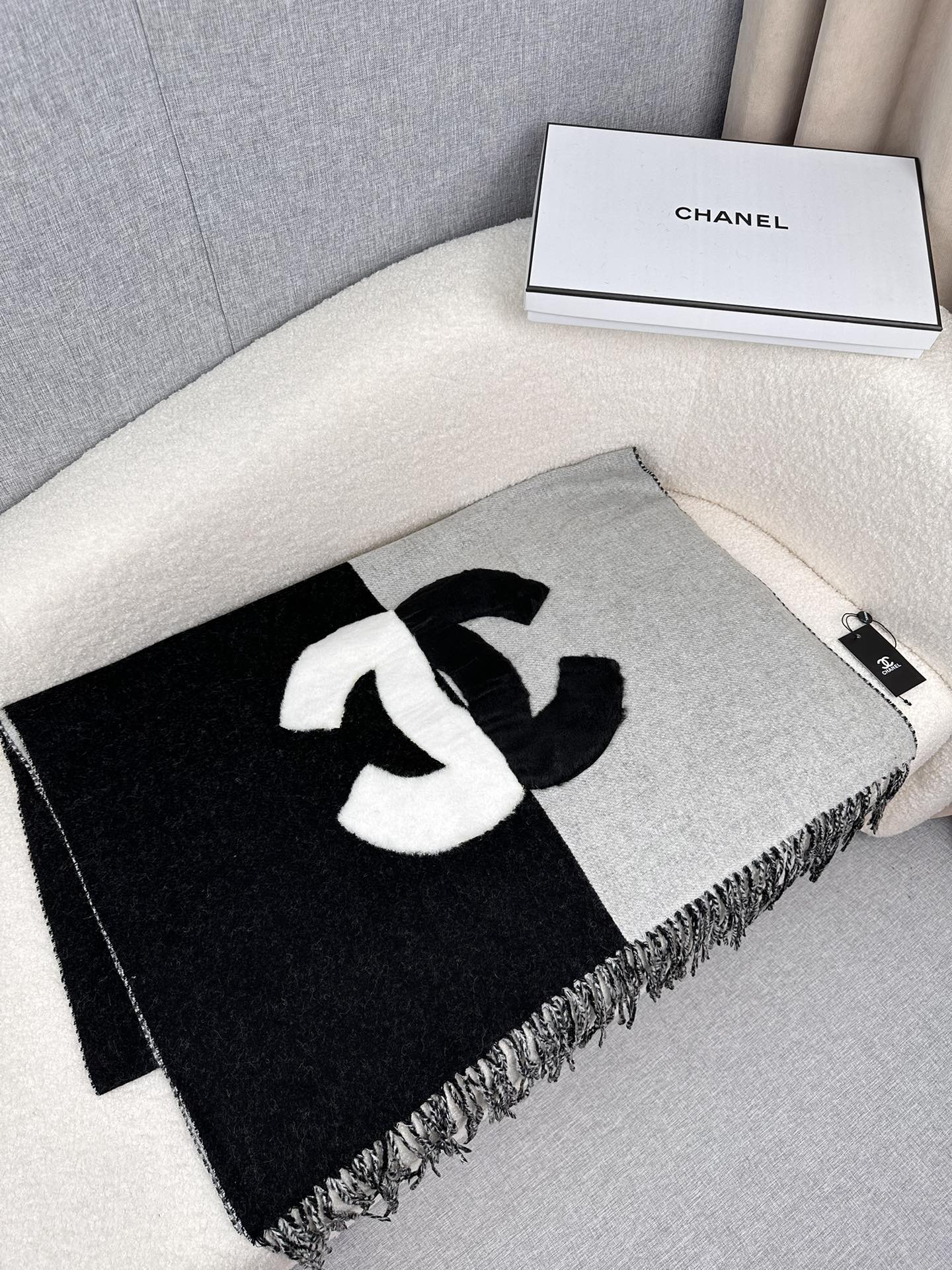 CHANEL️黑色浅灰色超级大福利！年轻时髦范儿！香粉看过来同步专柜！Chan*l最新秋冬羊绒款真的太好