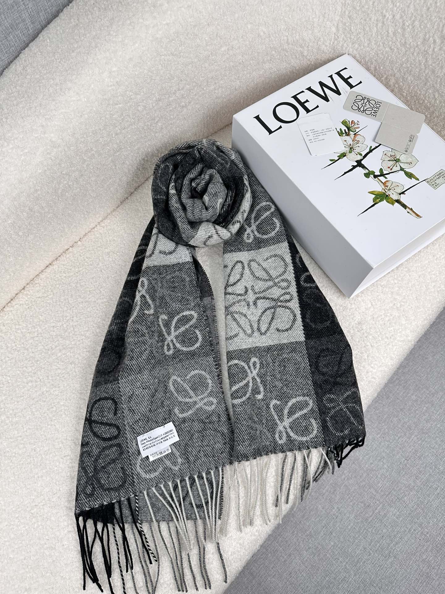 Loewe高版本！！非市场的F扎手货！！顶级原单中性款！罗意威很幸運拿到這個品牌的東西真的不多見很少在國