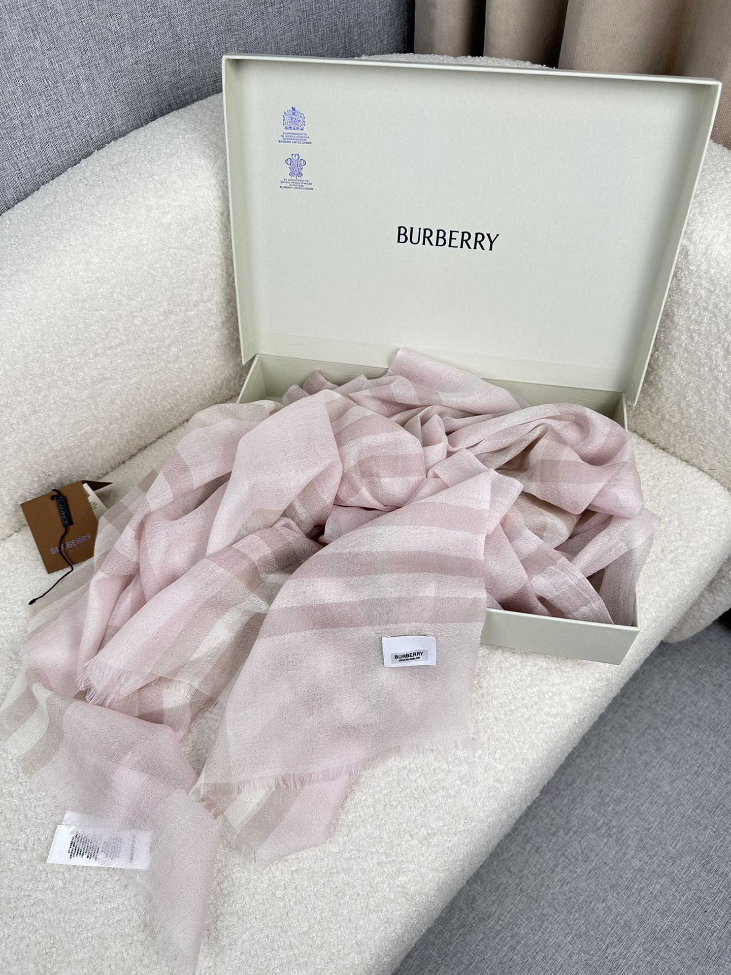 burberryBur新款复古格子show款限量一如既往的经典格子流行了100年都没有过时最经典的格子给