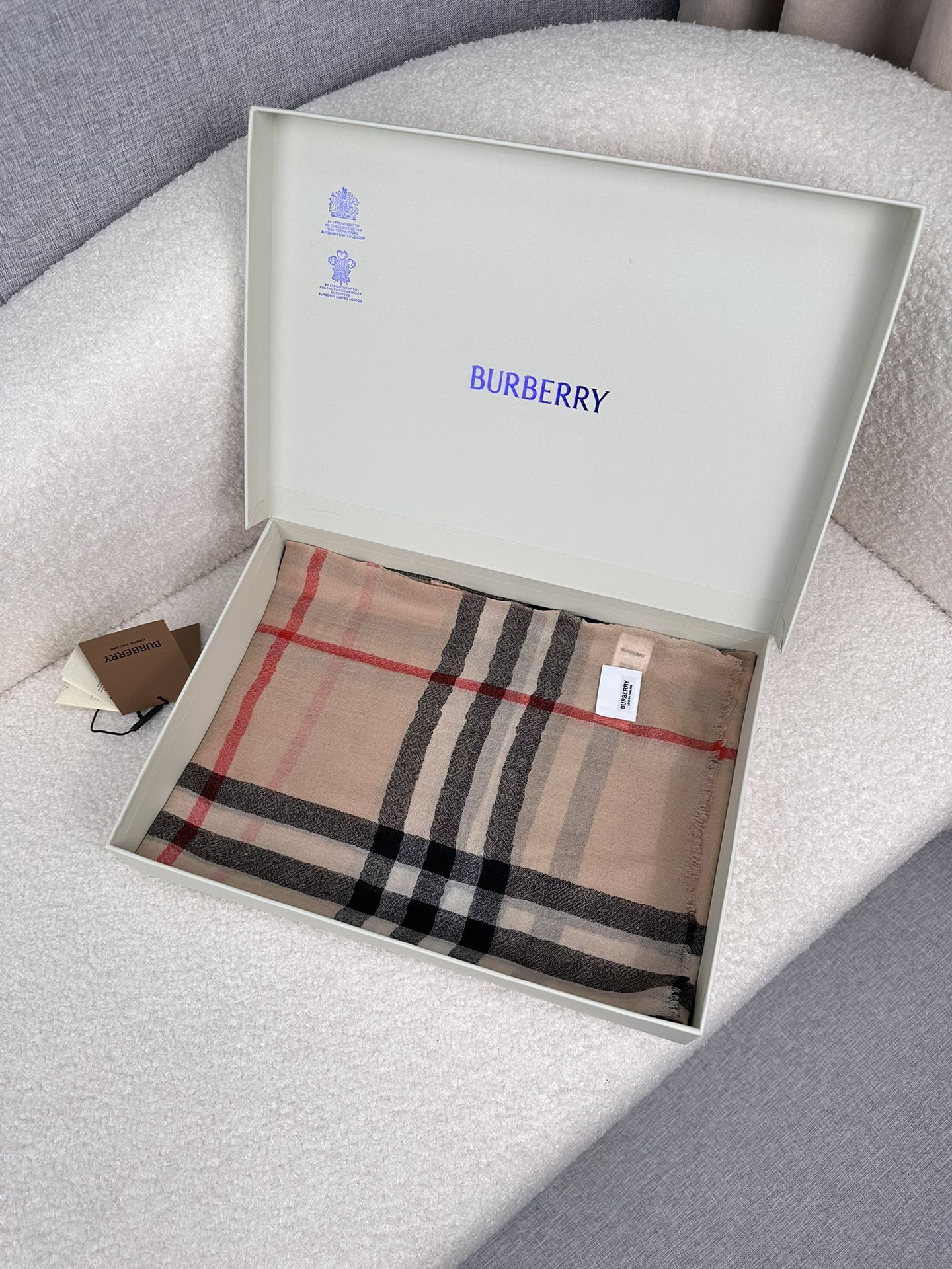 burberryBur新款复古格子show款限量一如既往的经典格子流行了100年都没有过时最经典的格子给