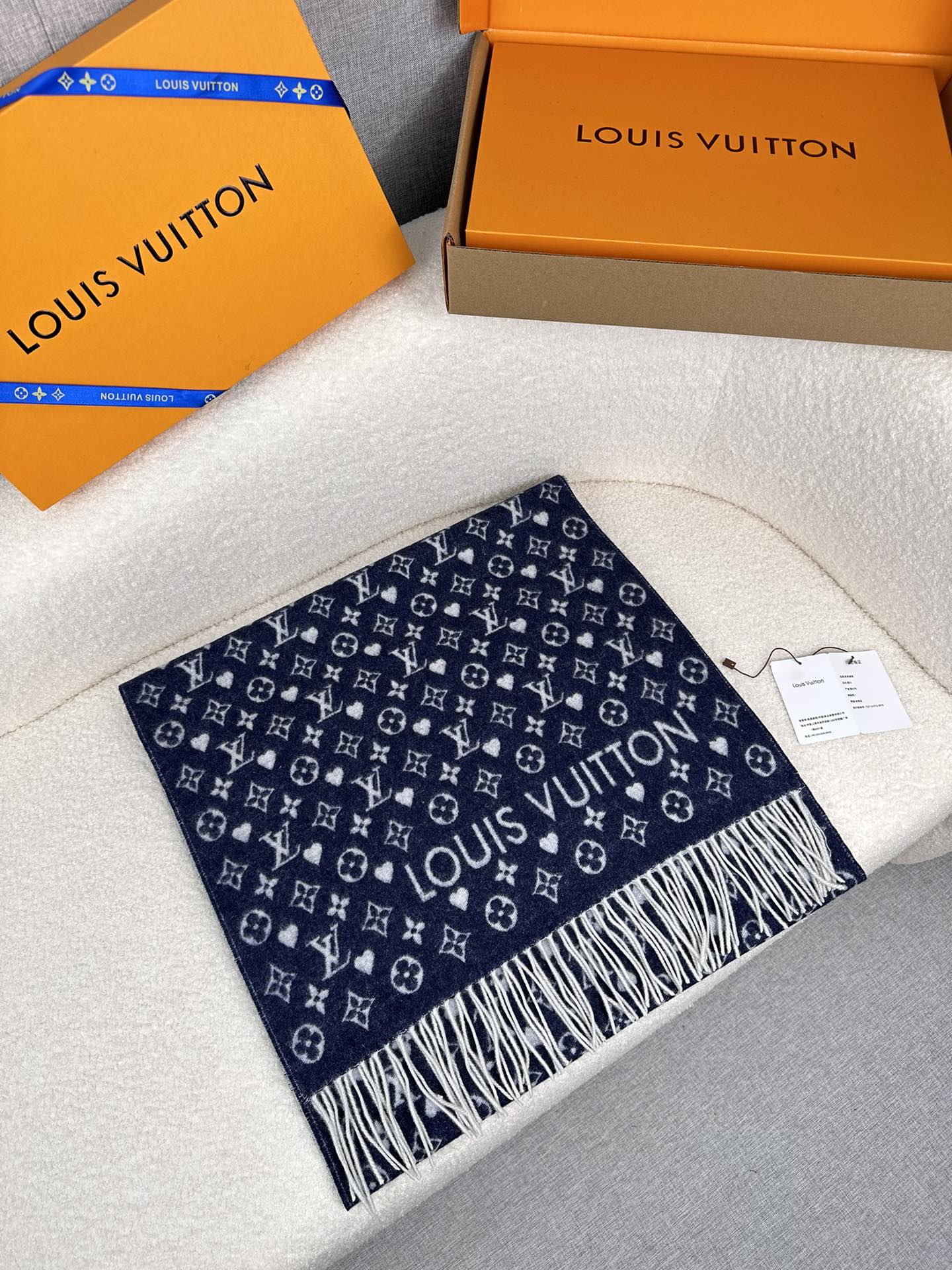 💰。L家。 【L家爱心系列小披肩】温暖如玉的颜色 超级的衬肤色 ，手感极致柔和，品质好得无敌，高密 锁边