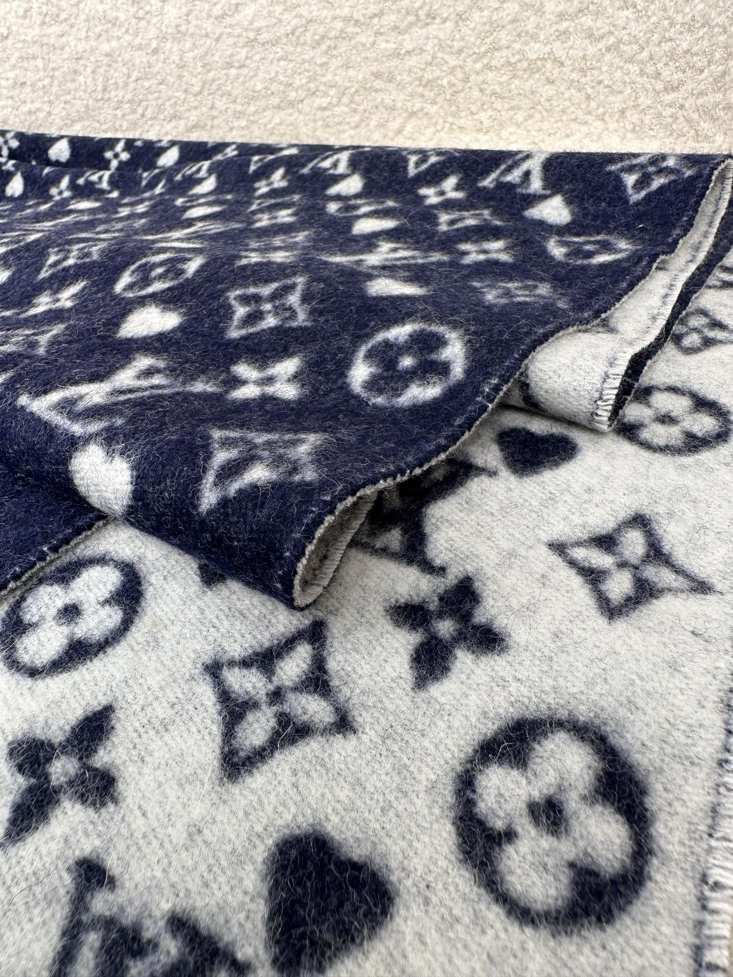 💰。L家。 【L家爱心系列小披肩】温暖如玉的颜色 超级的衬肤色 ，手感极致柔和，品质好得无敌，高密 锁边