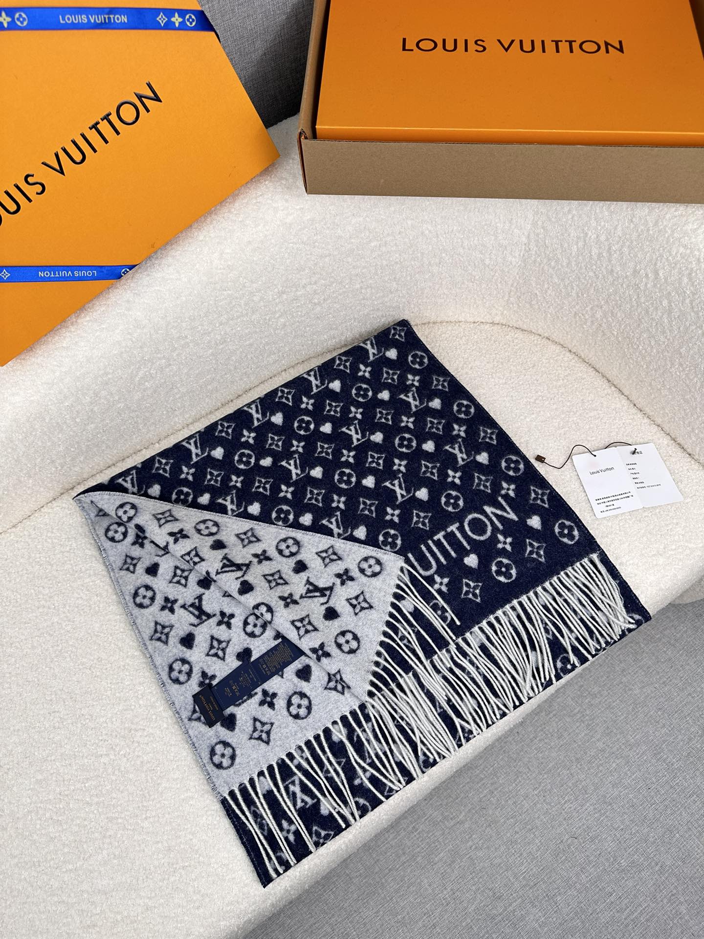 💰。L家。 【L家爱心系列小披肩】温暖如玉的颜色 超级的衬肤色 ，手感极致柔和，品质好得无敌，高密 锁边