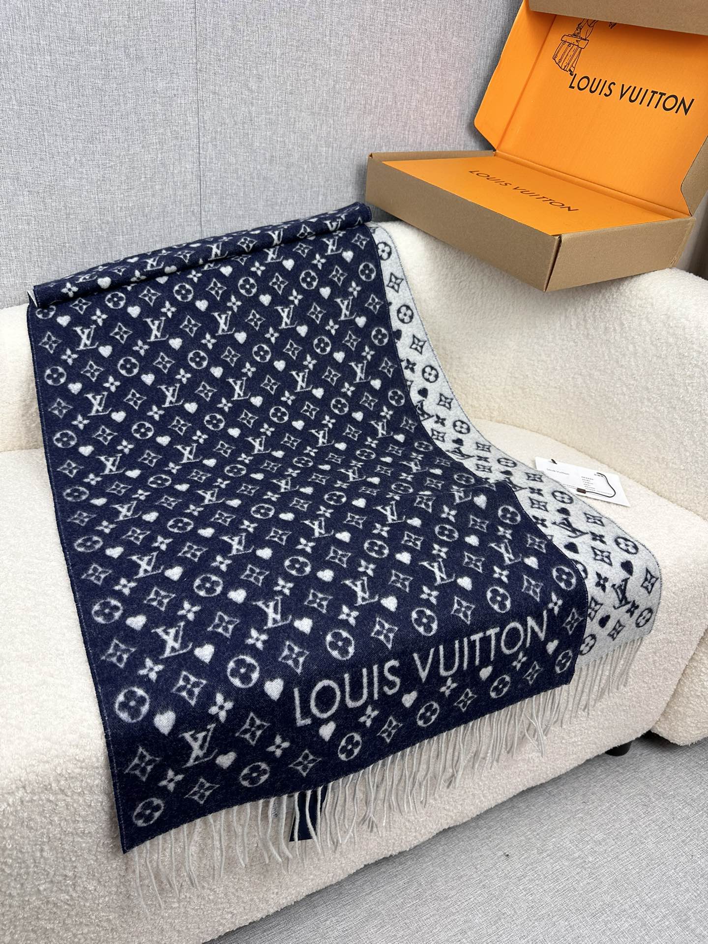 💰。L家。 【L家爱心系列小披肩】温暖如玉的颜色 超级的衬肤色 ，手感极致柔和，品质好得无敌，高密 锁边