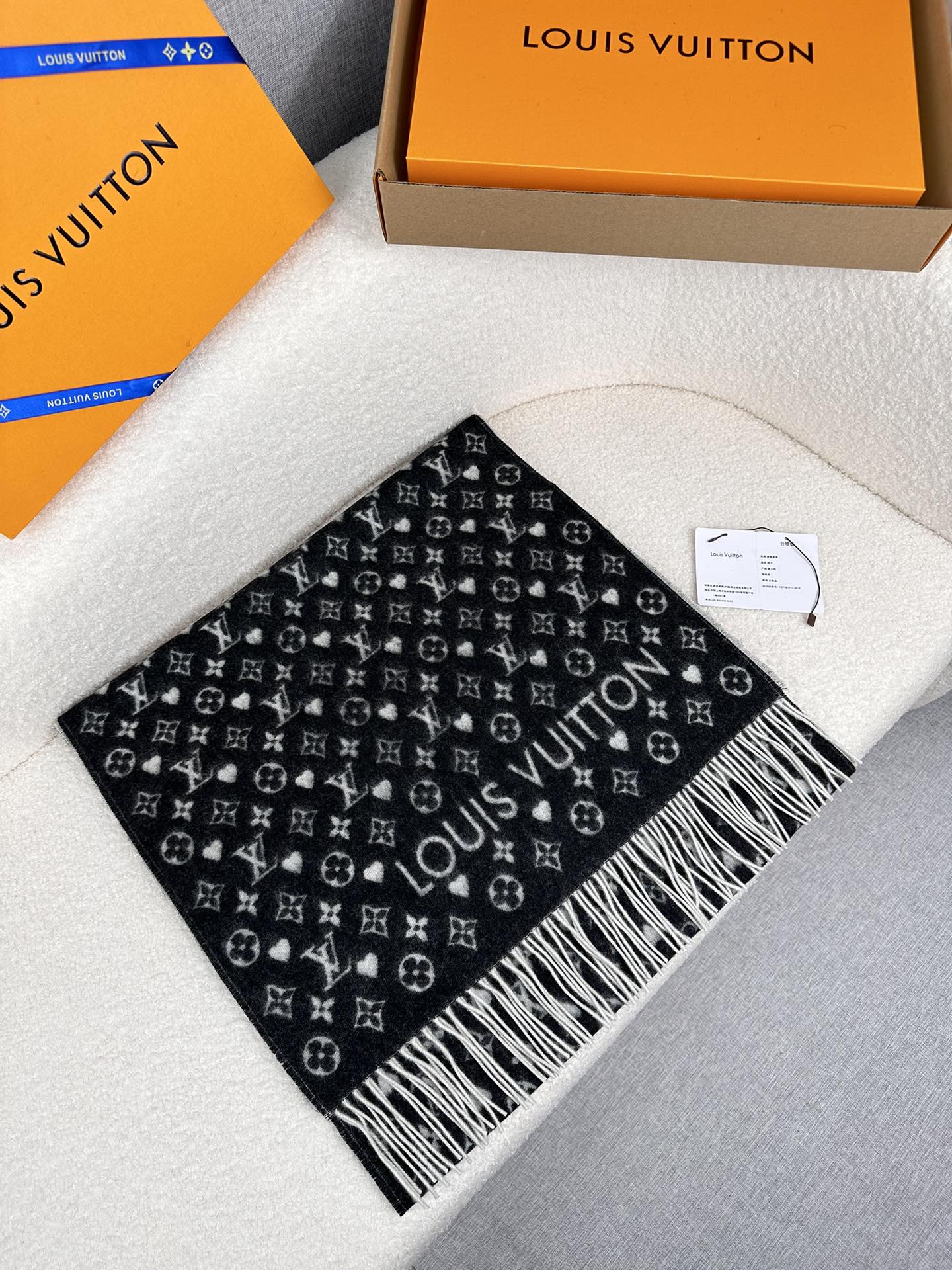 💰。L家。 【L家爱心系列小披肩】温暖如玉的颜色 超级的衬肤色 ，手感极致柔和，品质好得无敌，高密 锁边