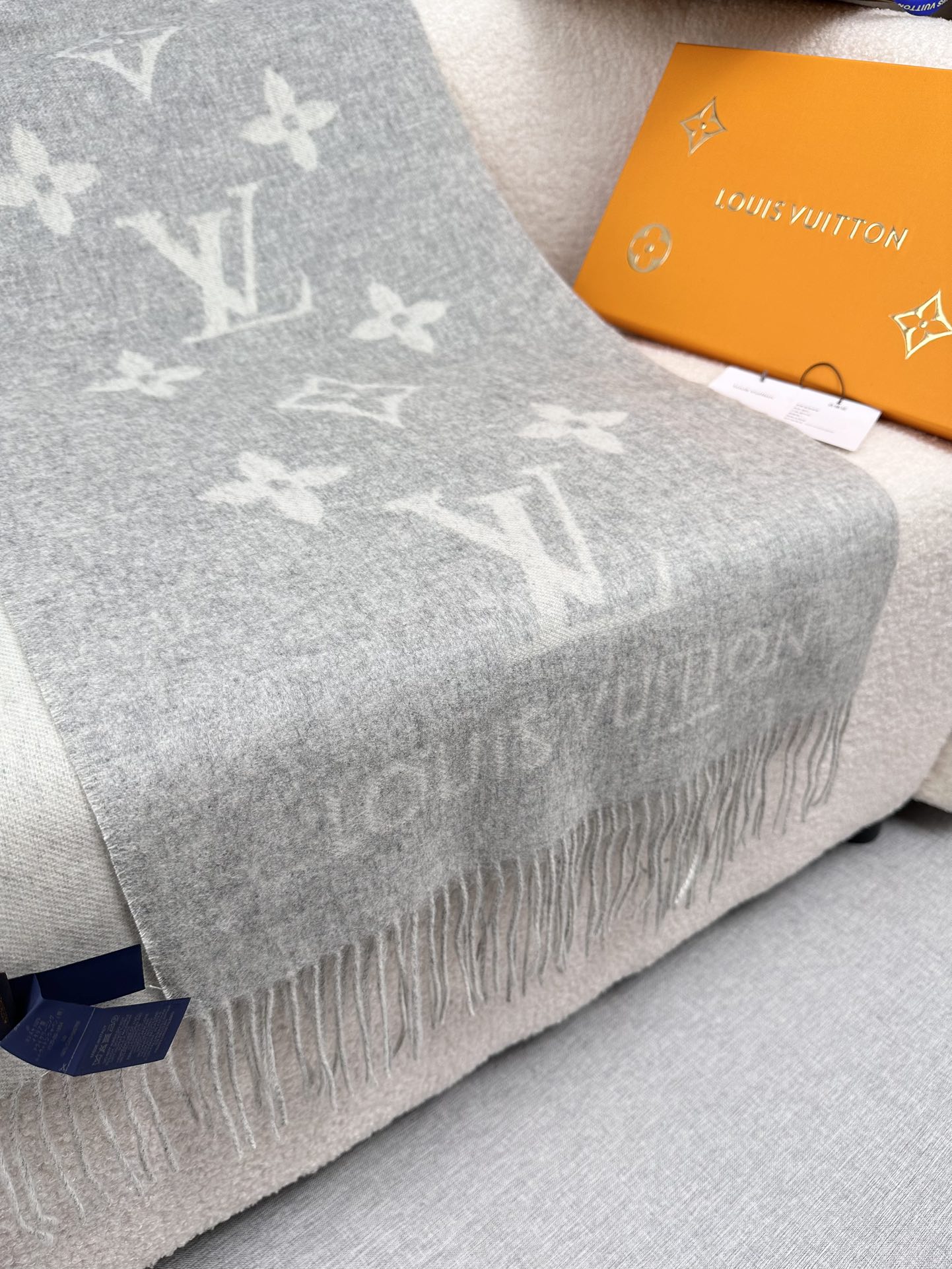 ￥。Louis Vitton。【灰白色】霍思燕同款披肩围巾两用！！驴家经典之作！欧美中东国际各大名模女星