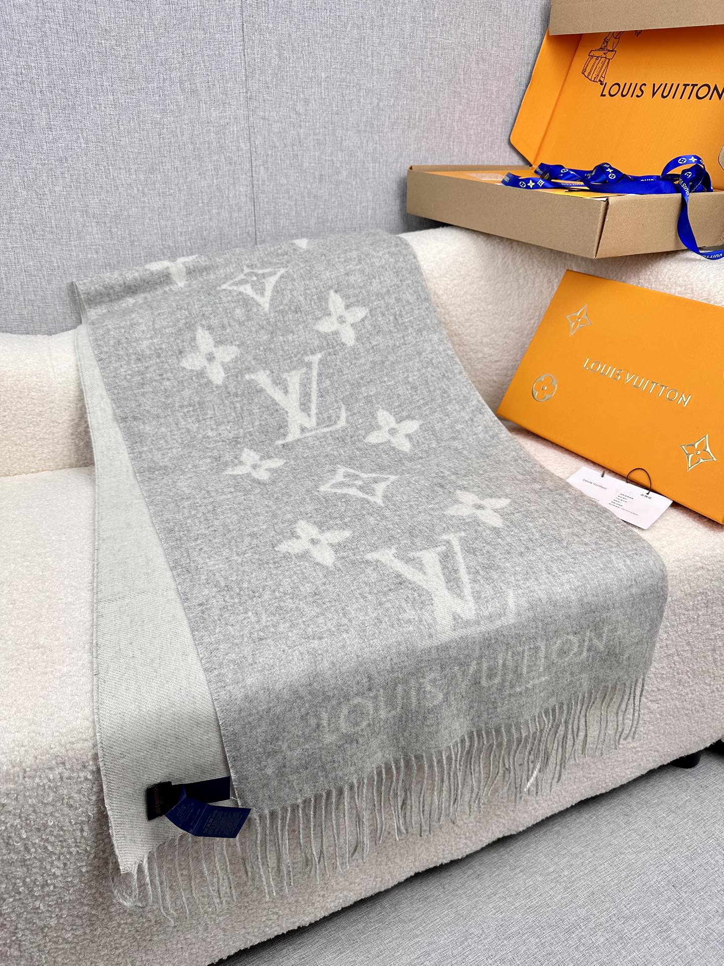 ￥。Louis Vitton。【灰白色】霍思燕同款披肩围巾两用！！驴家经典之作！欧美中东国际各大名模女星