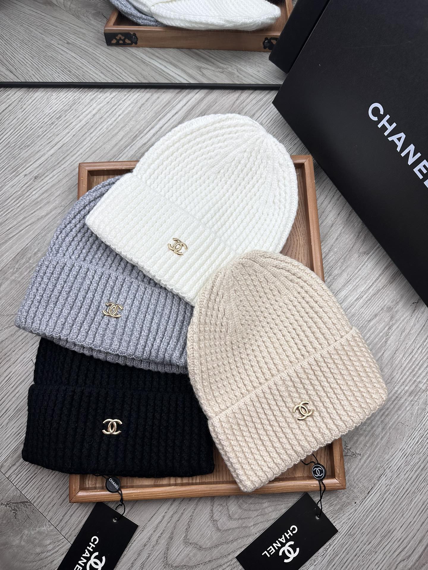 。C家。福利！！新款上架，特别实惠的一个系列帽子，面料：毛线。密度紧致！毛线针织面料手感舒适透气性好！款