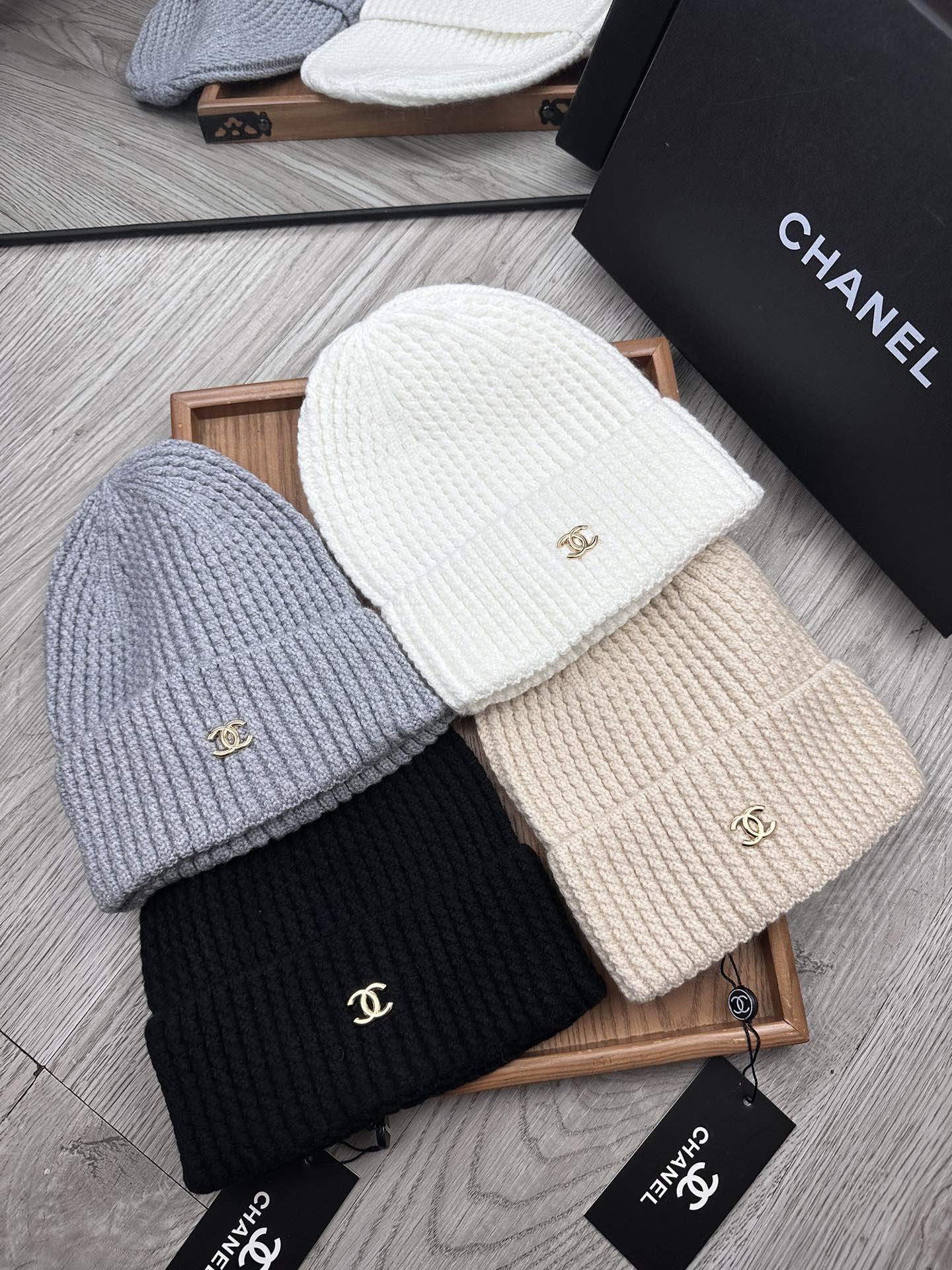 。C家。福利！！新款上架，特别实惠的一个系列帽子，面料：毛线。密度紧致！毛线针织面料手感舒适透气性好！款