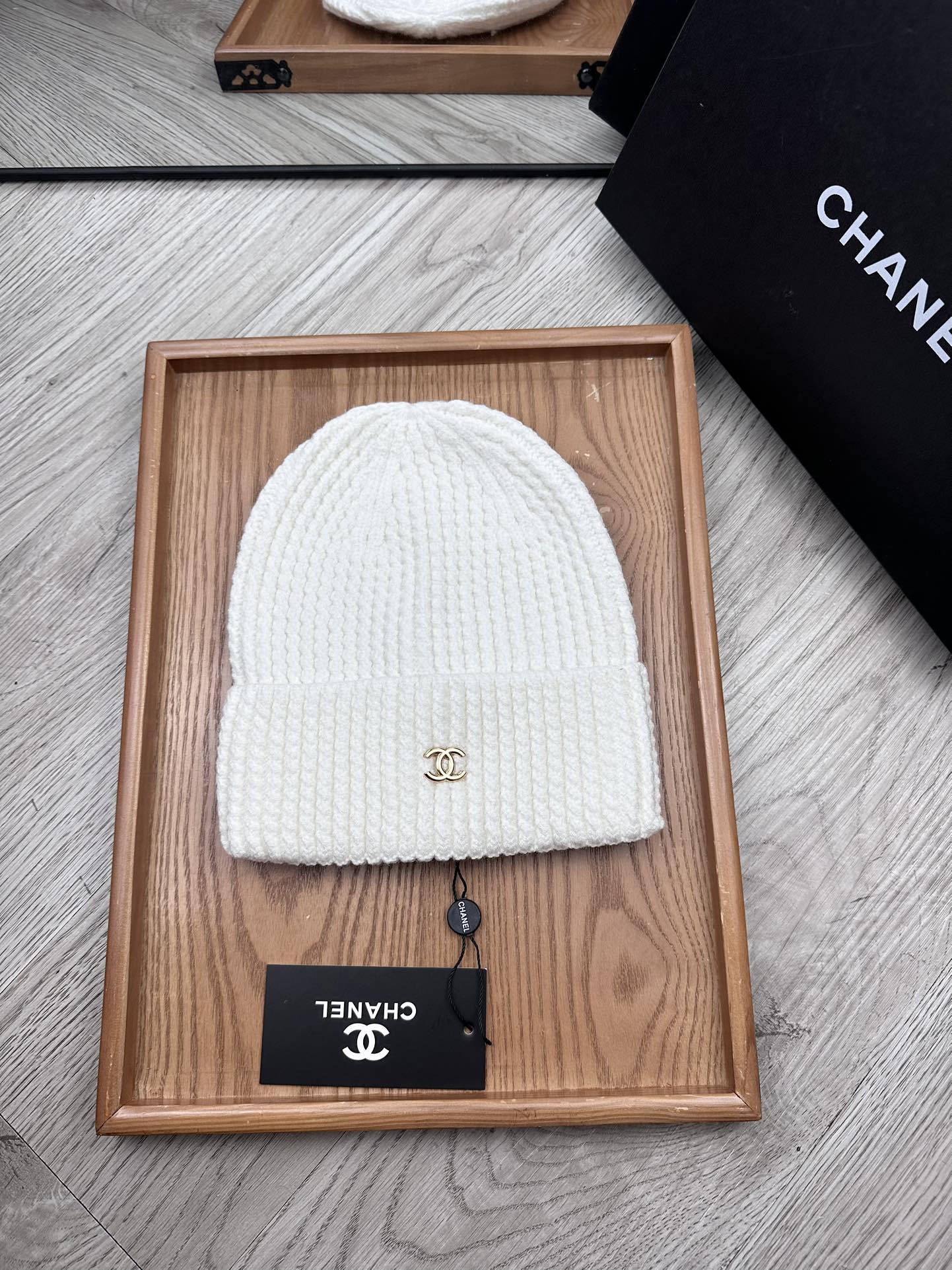 。C家。福利！！新款上架，特别实惠的一个系列帽子，面料：毛线。密度紧致！毛线针织面料手感舒适透气性好！款