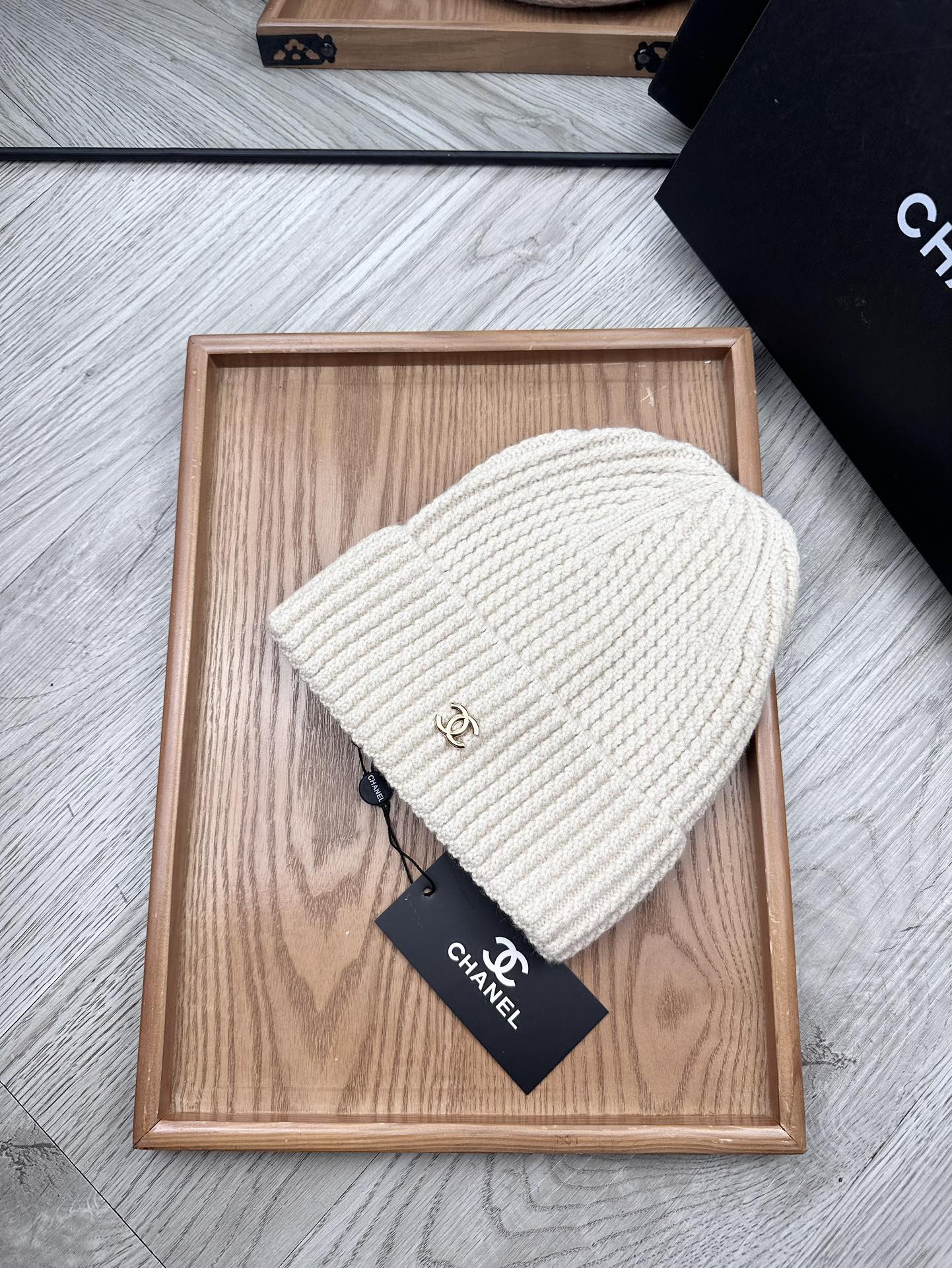 。C家。福利！！新款上架，特别实惠的一个系列帽子，面料：毛线。密度紧致！毛线针织面料手感舒适透气性好！款