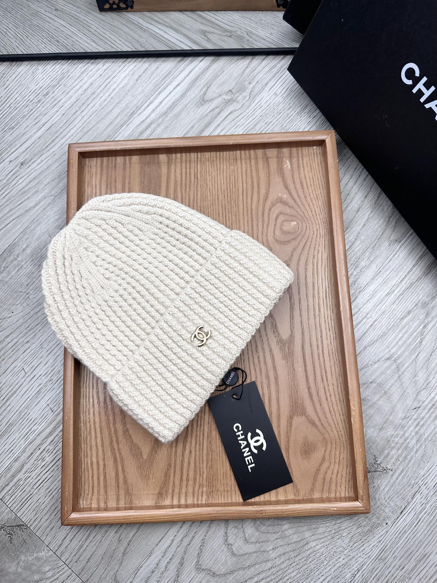 。C家。福利！！新款上架，特别实惠的一个系列帽子，面料：毛线。密度紧致！毛线针织面料手感舒适透气性好！款