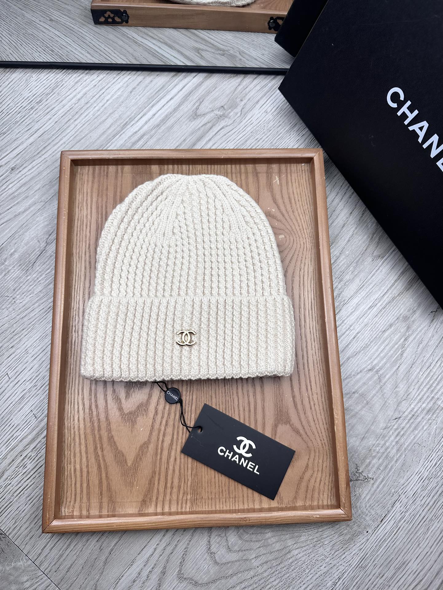 。C家。福利！！新款上架，特别实惠的一个系列帽子，面料：毛线。密度紧致！毛线针织面料手感舒适透气性好！款