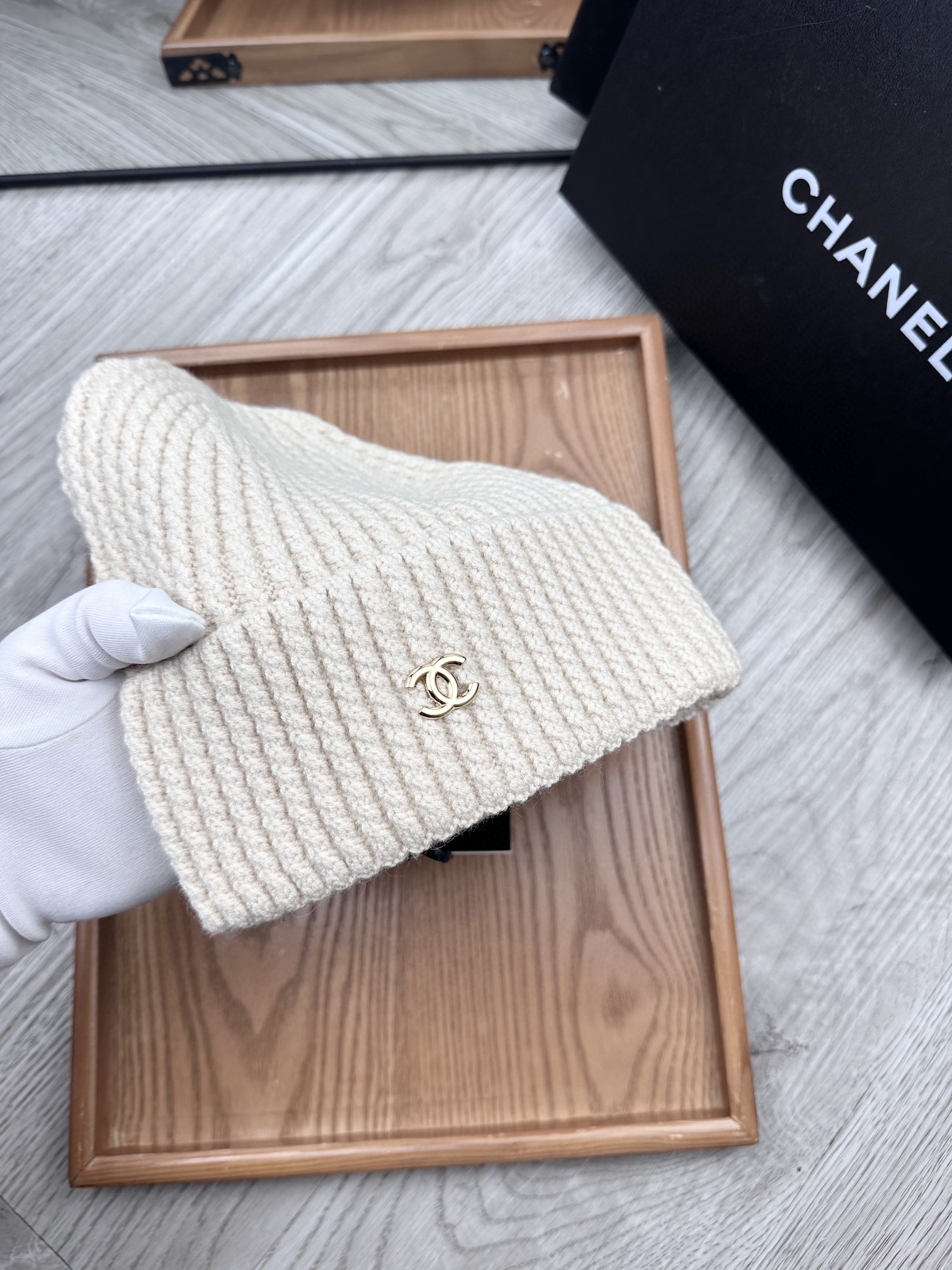 。C家。福利！！新款上架，特别实惠的一个系列帽子，面料：毛线。密度紧致！毛线针织面料手感舒适透气性好！款