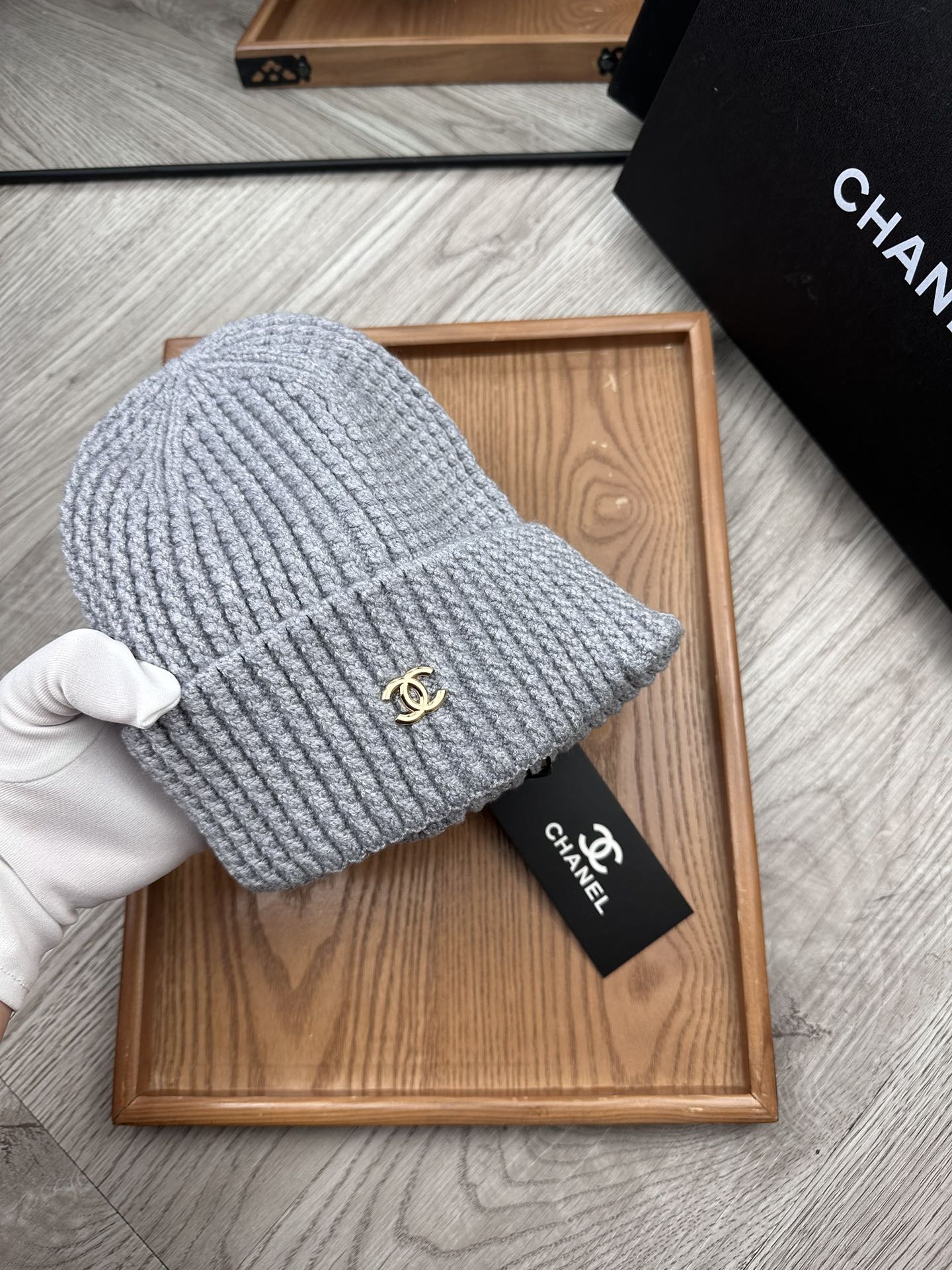 。C家。福利！！新款上架，特别实惠的一个系列帽子，面料：毛线。密度紧致！毛线针织面料手感舒适透气性好！款