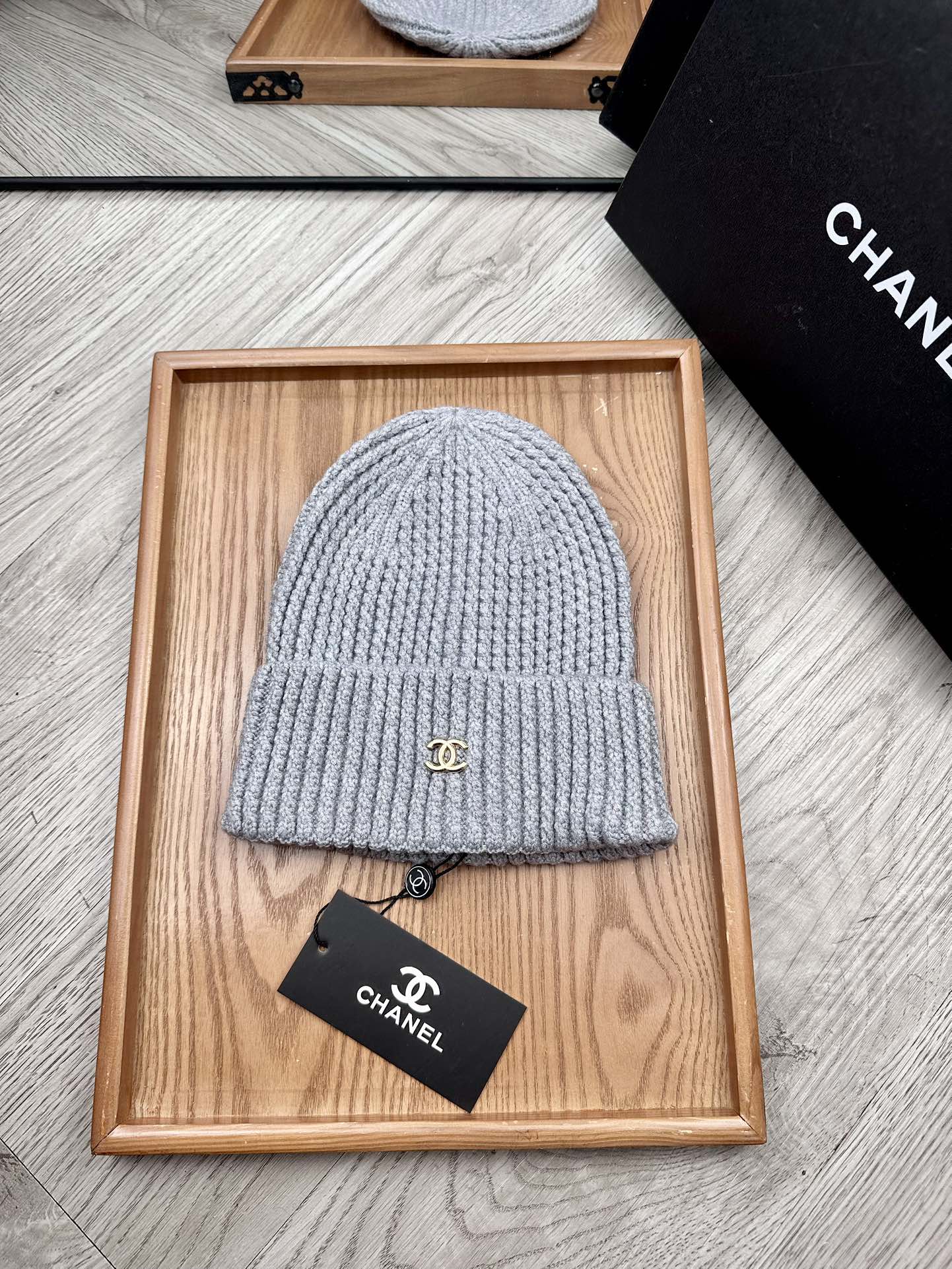 。C家。福利！！新款上架，特别实惠的一个系列帽子，面料：毛线。密度紧致！毛线针织面料手感舒适透气性好！款