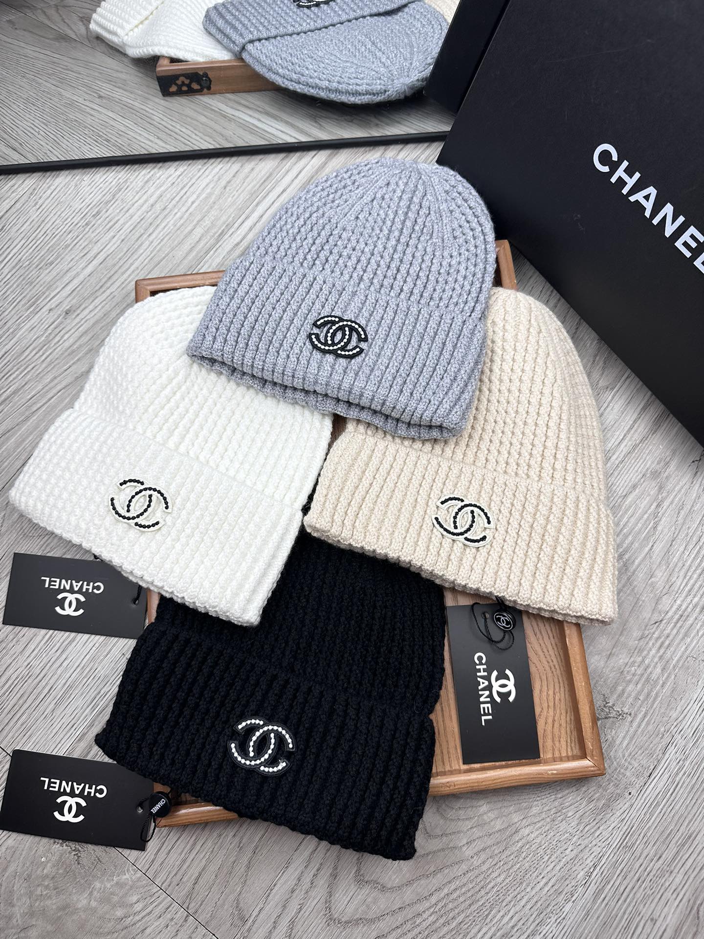 。C家。福利！！新款上架，特别实惠的一个系列帽子，面料：毛线。密度紧致！毛线针织面料手感舒适透气性好！款