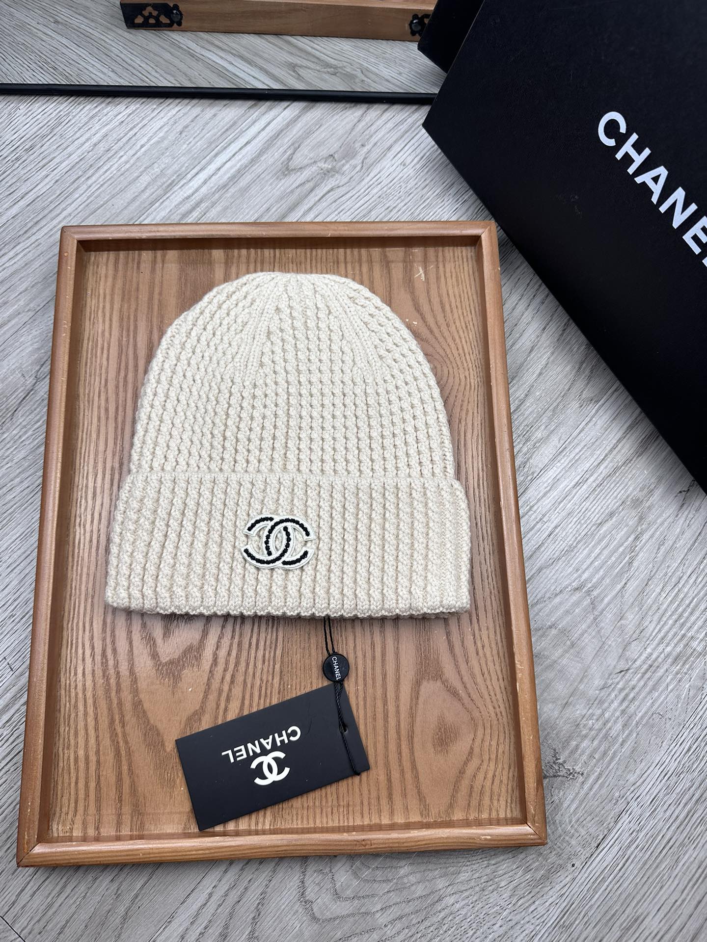 。C家。福利！！新款上架，特别实惠的一个系列帽子，面料：毛线。密度紧致！毛线针织面料手感舒适透气性好！款