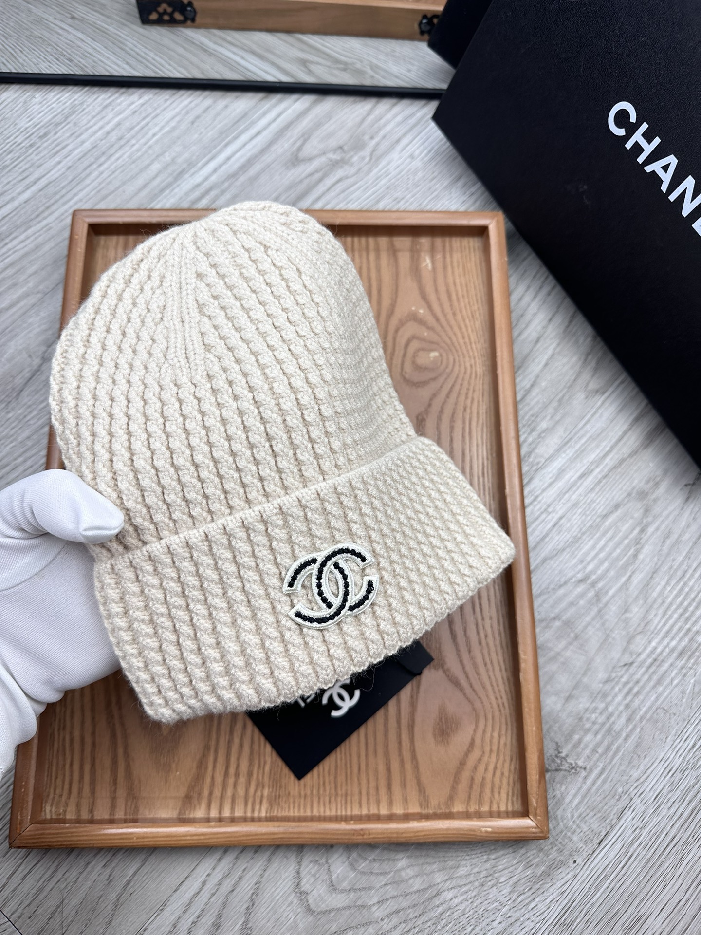 。C家。福利！！新款上架，特别实惠的一个系列帽子，面料：毛线。密度紧致！毛线针织面料手感舒适透气性好！款