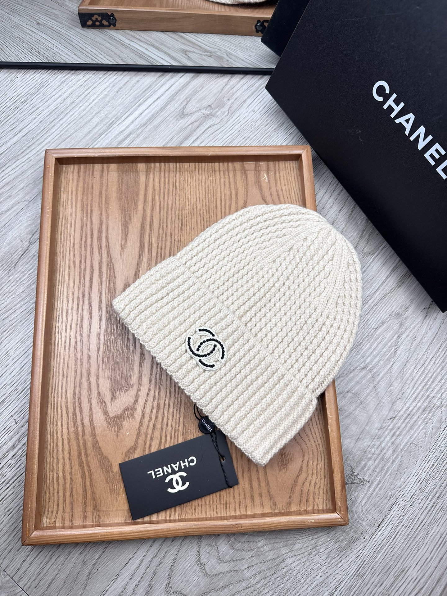 。C家。福利！！新款上架，特别实惠的一个系列帽子，面料：毛线。密度紧致！毛线针织面料手感舒适透气性好！款