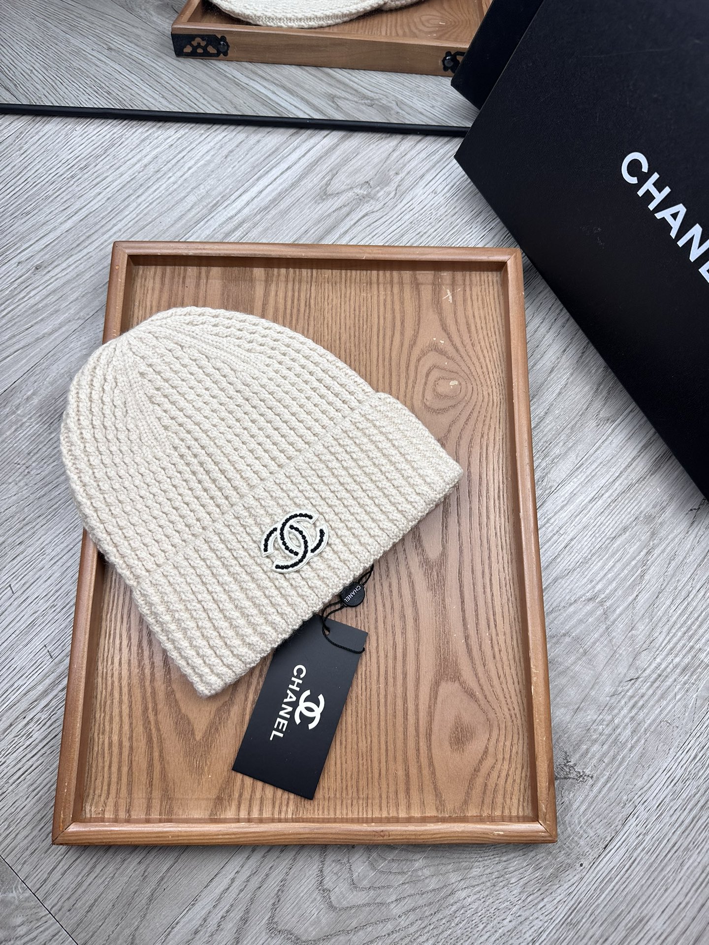 。C家。福利！！新款上架，特别实惠的一个系列帽子，面料：毛线。密度紧致！毛线针织面料手感舒适透气性好！款