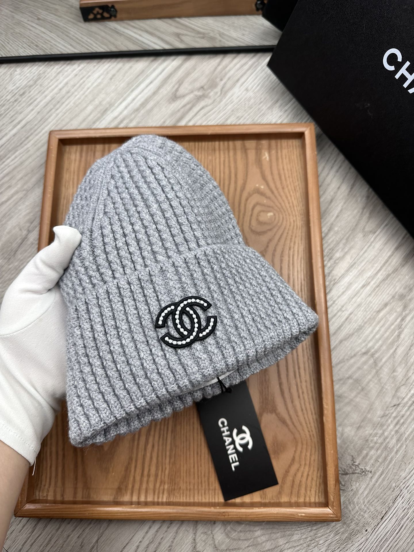 。C家。福利！！新款上架，特别实惠的一个系列帽子，面料：毛线。密度紧致！毛线针织面料手感舒适透气性好！款