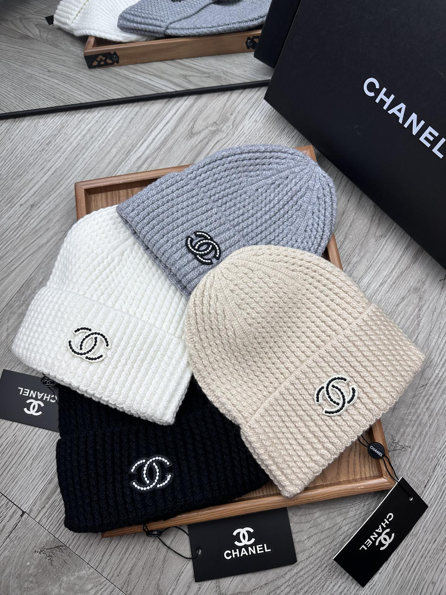 。C家。福利！！新款上架，特别实惠的一个系列帽子，面料：毛线。密度紧致！毛线针织面料手感舒适透气性好！款