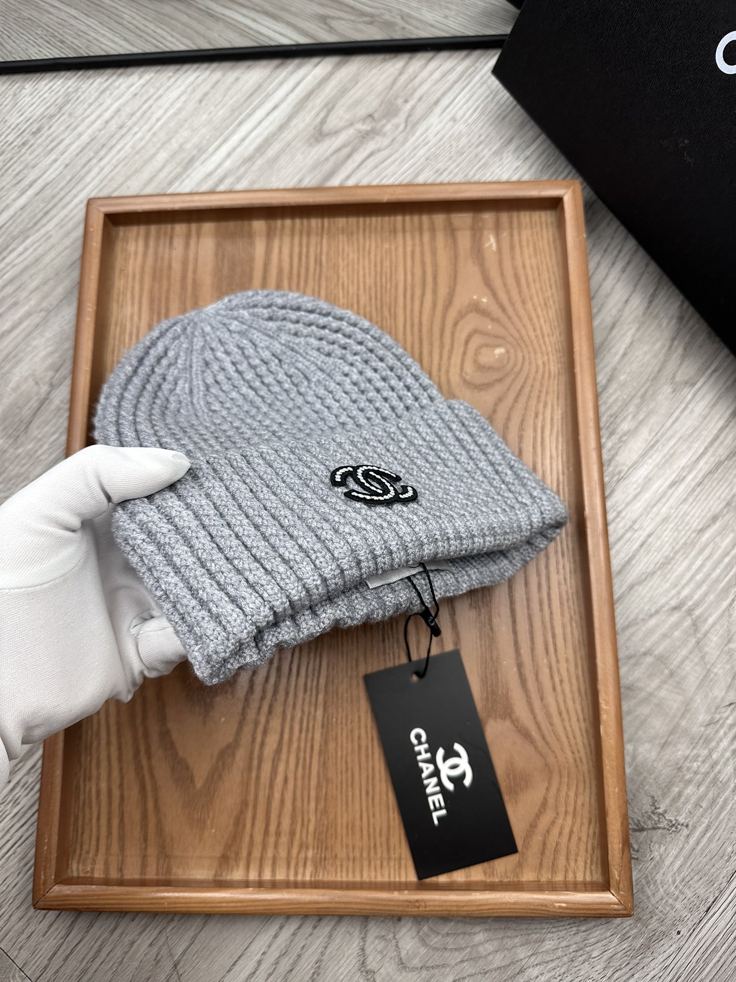 。C家。福利！！新款上架，特别实惠的一个系列帽子，面料：毛线。密度紧致！毛线针织面料手感舒适透气性好！款