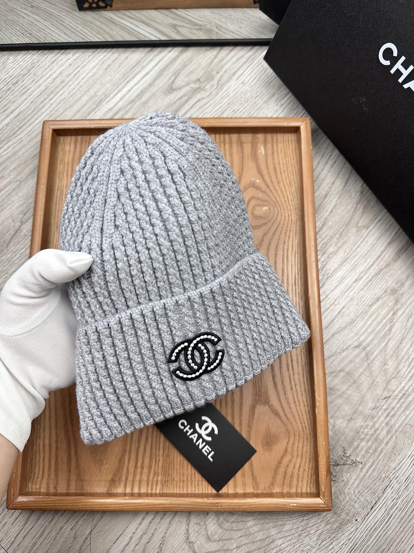 。C家。福利！！新款上架，特别实惠的一个系列帽子，面料：毛线。密度紧致！毛线针织面料手感舒适透气性好！款