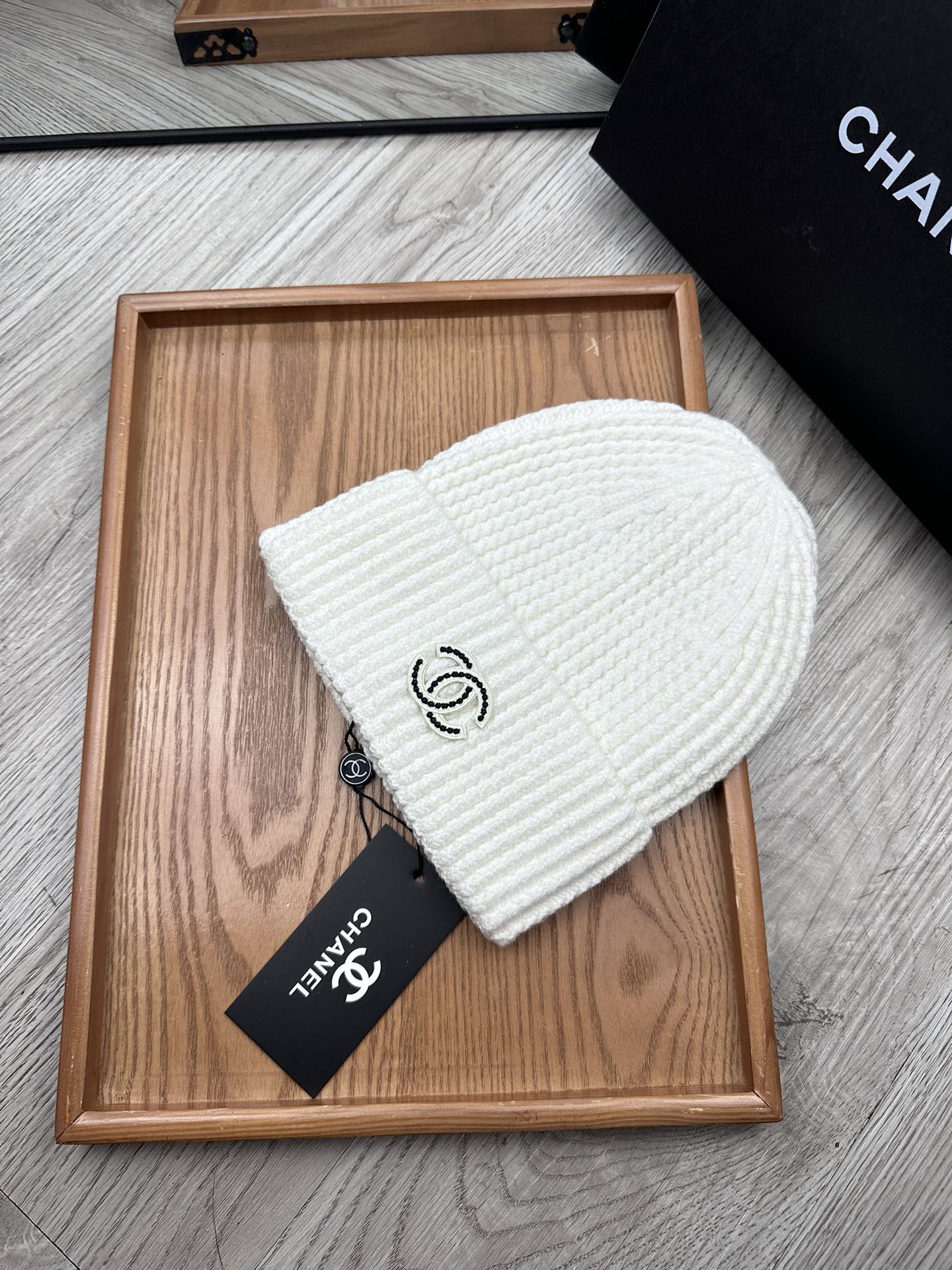 。C家。福利！！新款上架，特别实惠的一个系列帽子，面料：毛线。密度紧致！毛线针织面料手感舒适透气性好！款