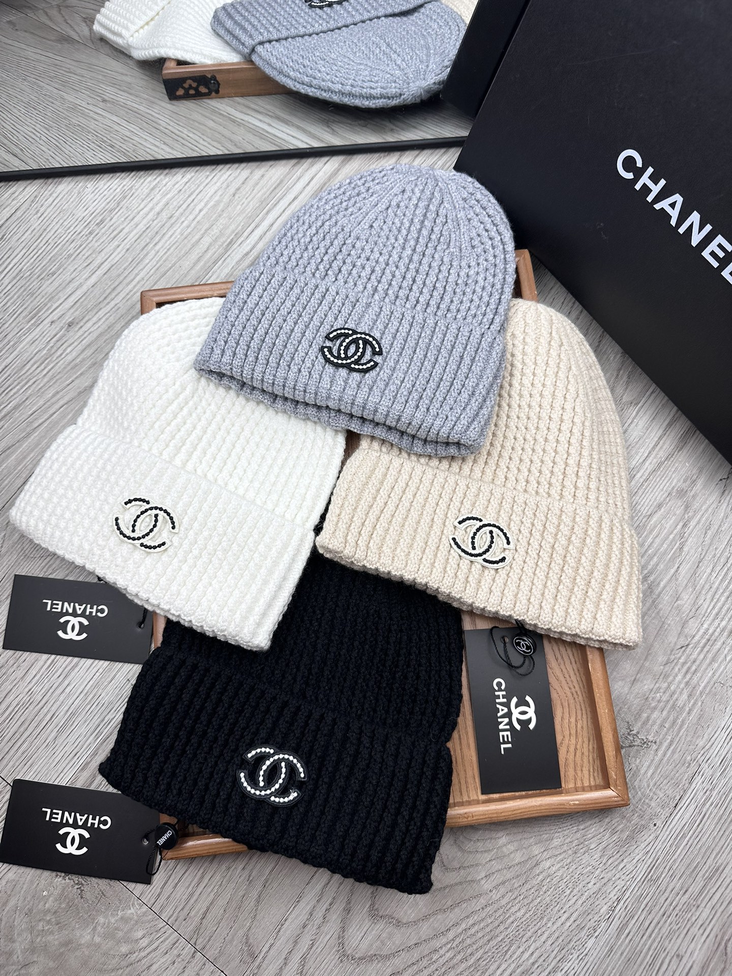 。C家。福利！！新款上架，特别实惠的一个系列帽子，面料：毛线。密度紧致！毛线针织面料手感舒适透气性好！款